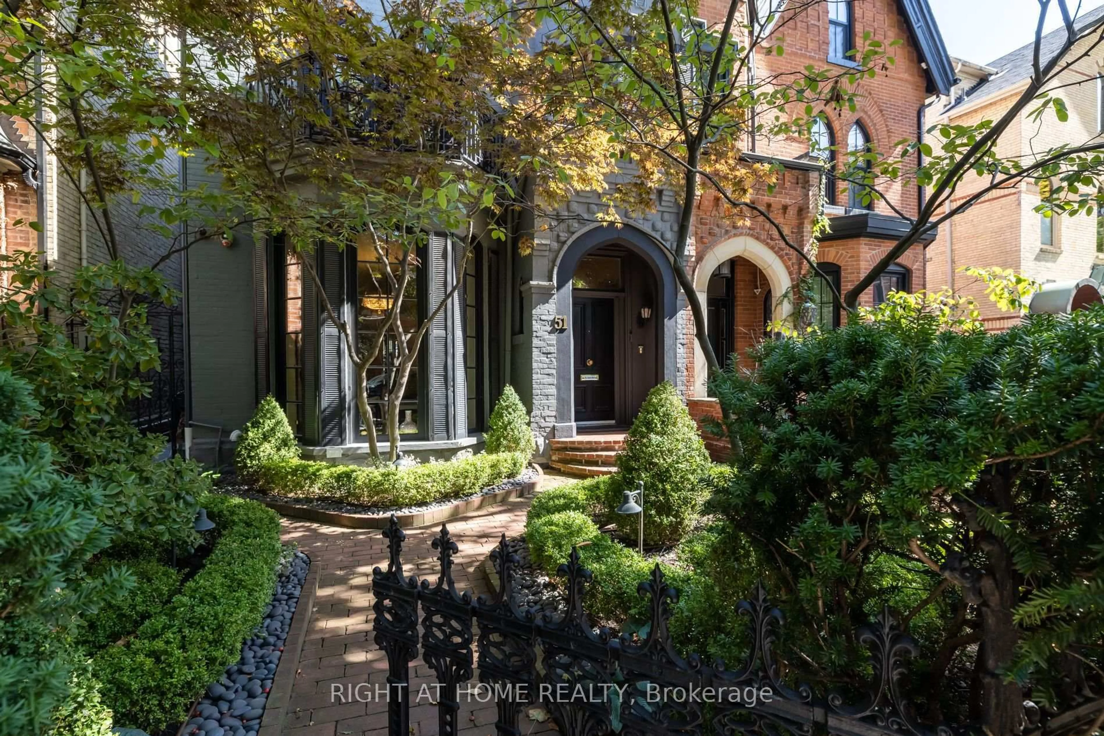 Indoor entryway for 51 Hazelton Ave, Toronto Ontario M5R 2E3