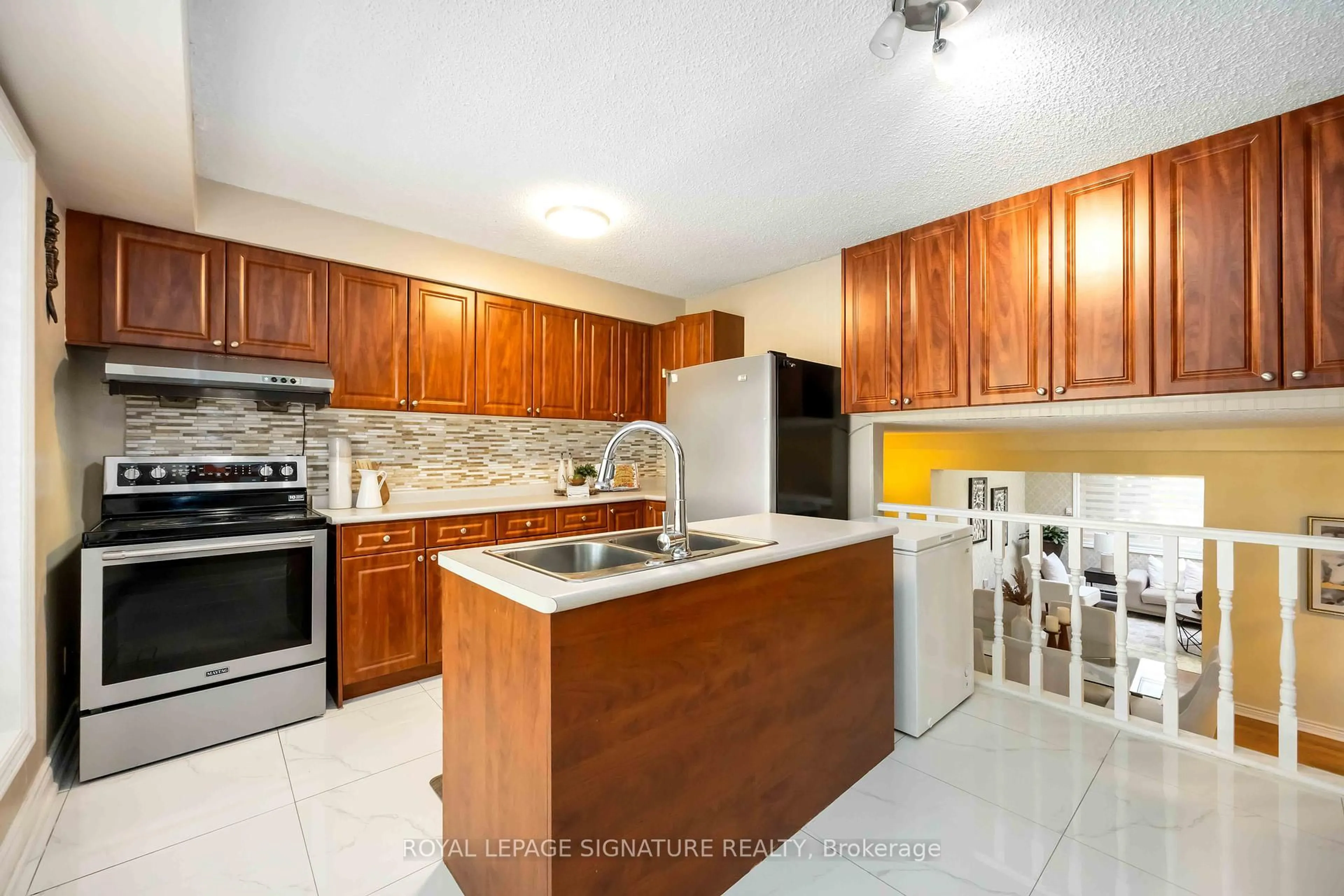 Unknown for 104 Billington Cres, Toronto Ontario M3A 2G6