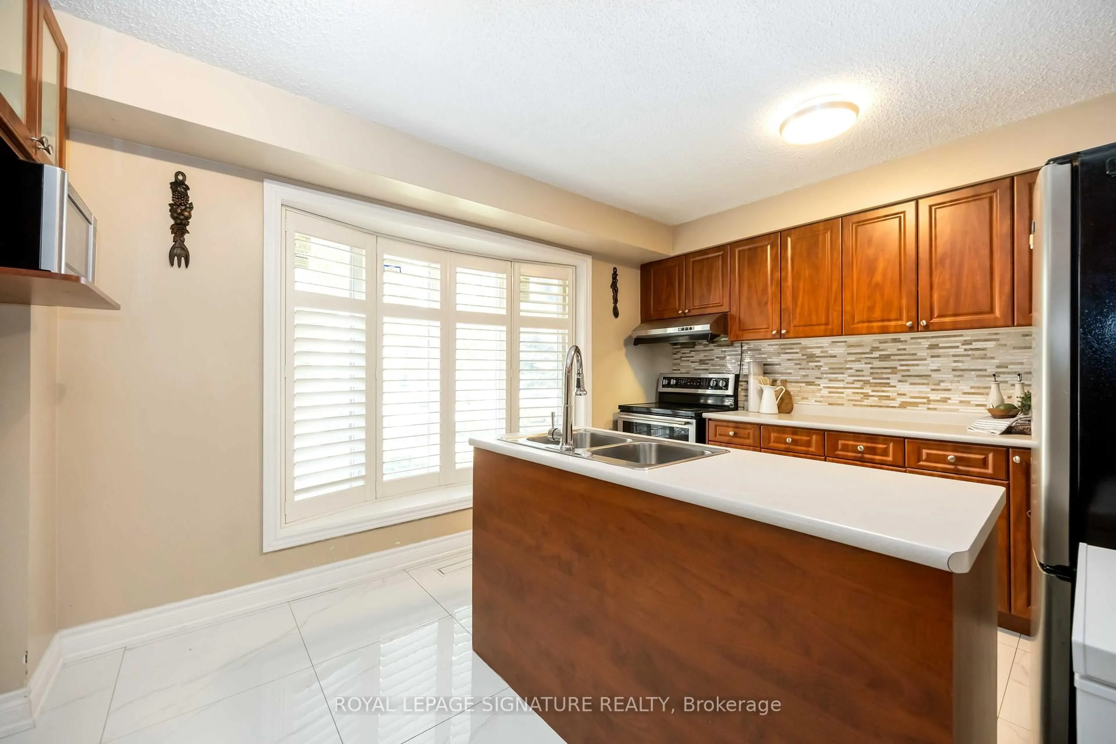 Open concept kitchen, ceramic/tile floor for 104 Billington Cres, Toronto Ontario M3A 2G6