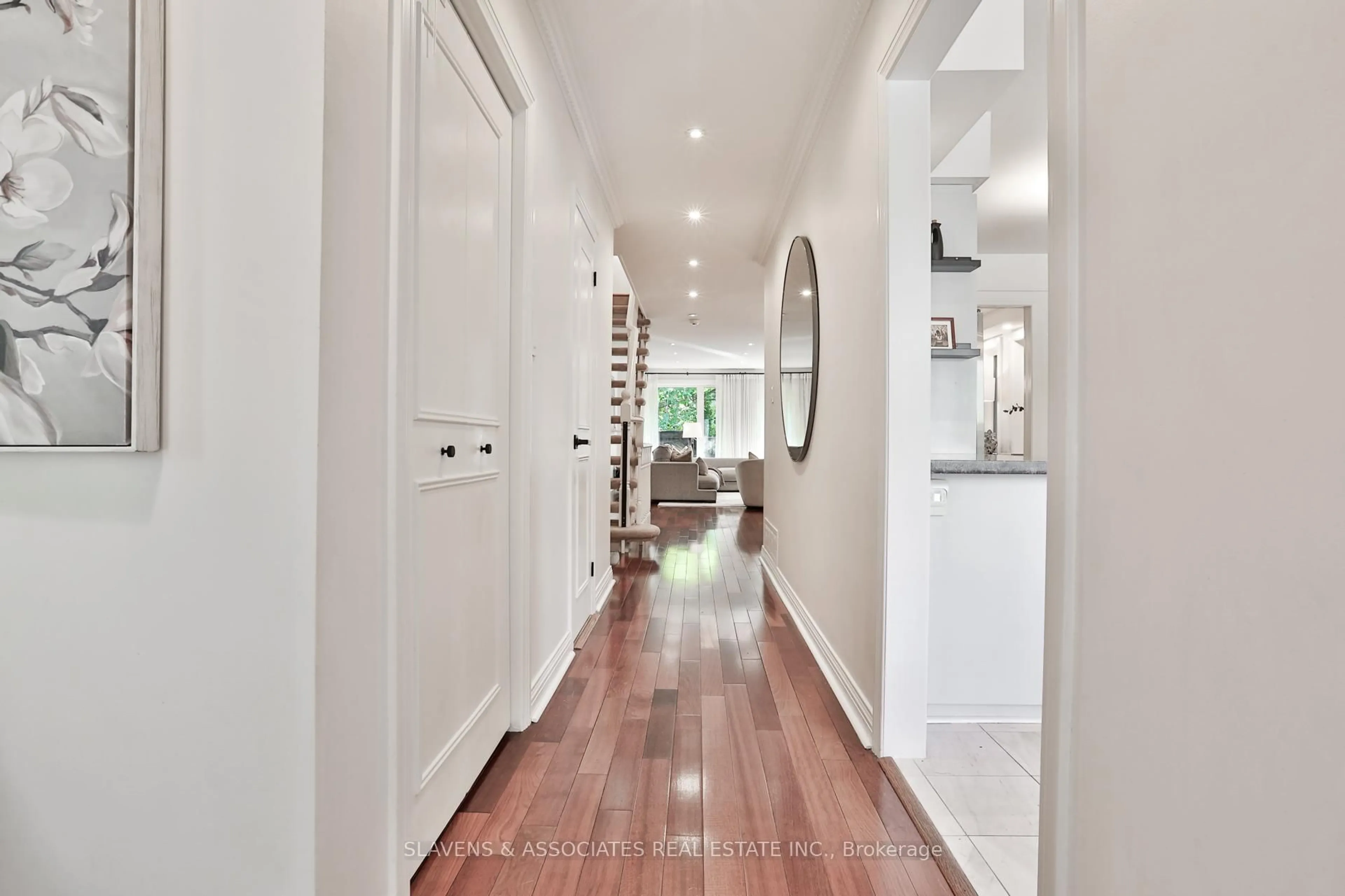 Indoor entryway for 1021 Spadina Rd, Toronto Ontario M5N 2M7