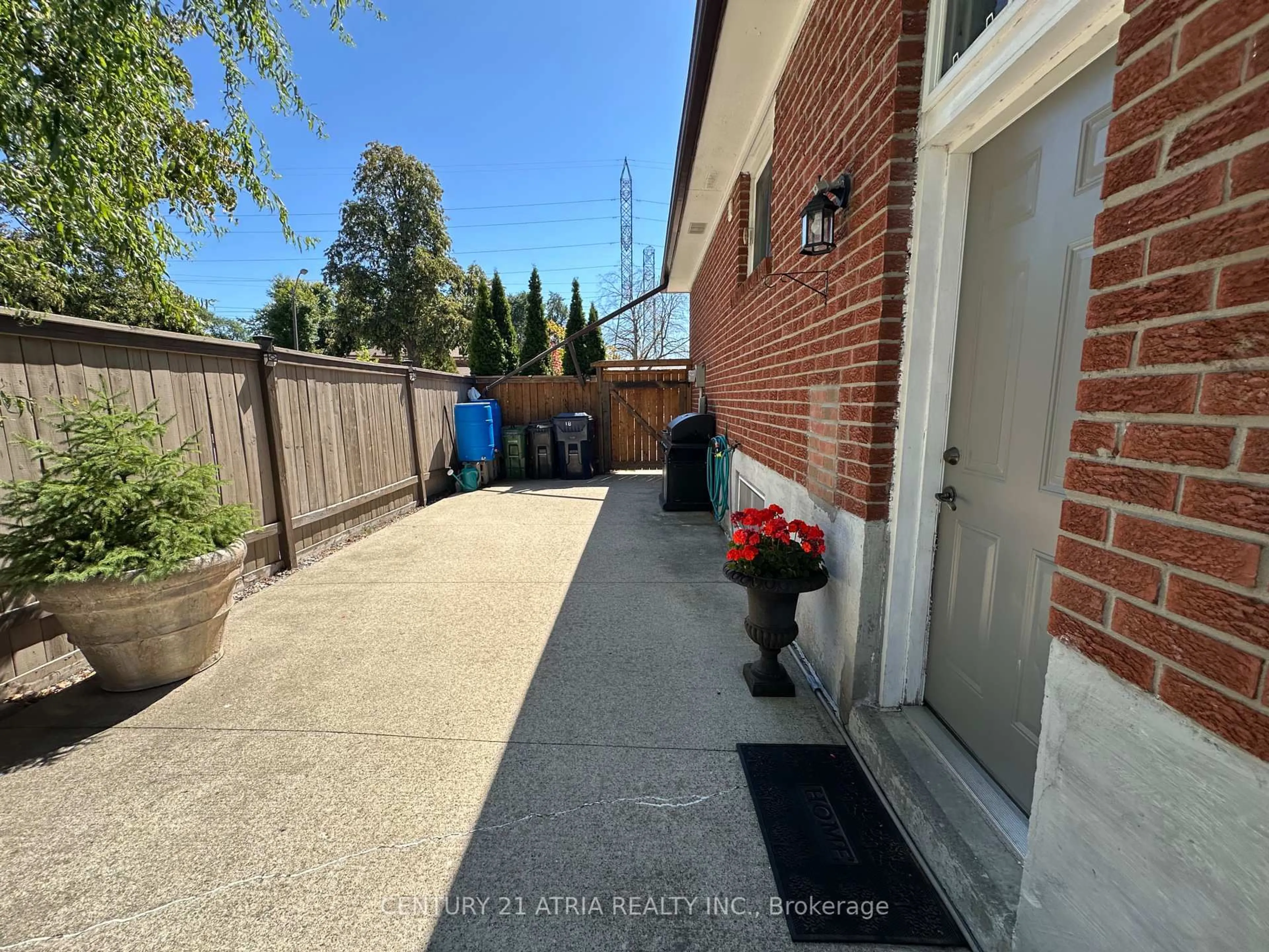 A pic from outside/outdoor area/front of a property/back of a property/a pic from drone, street for 18 Reiber Cres, Toronto Ontario M2H 1C4