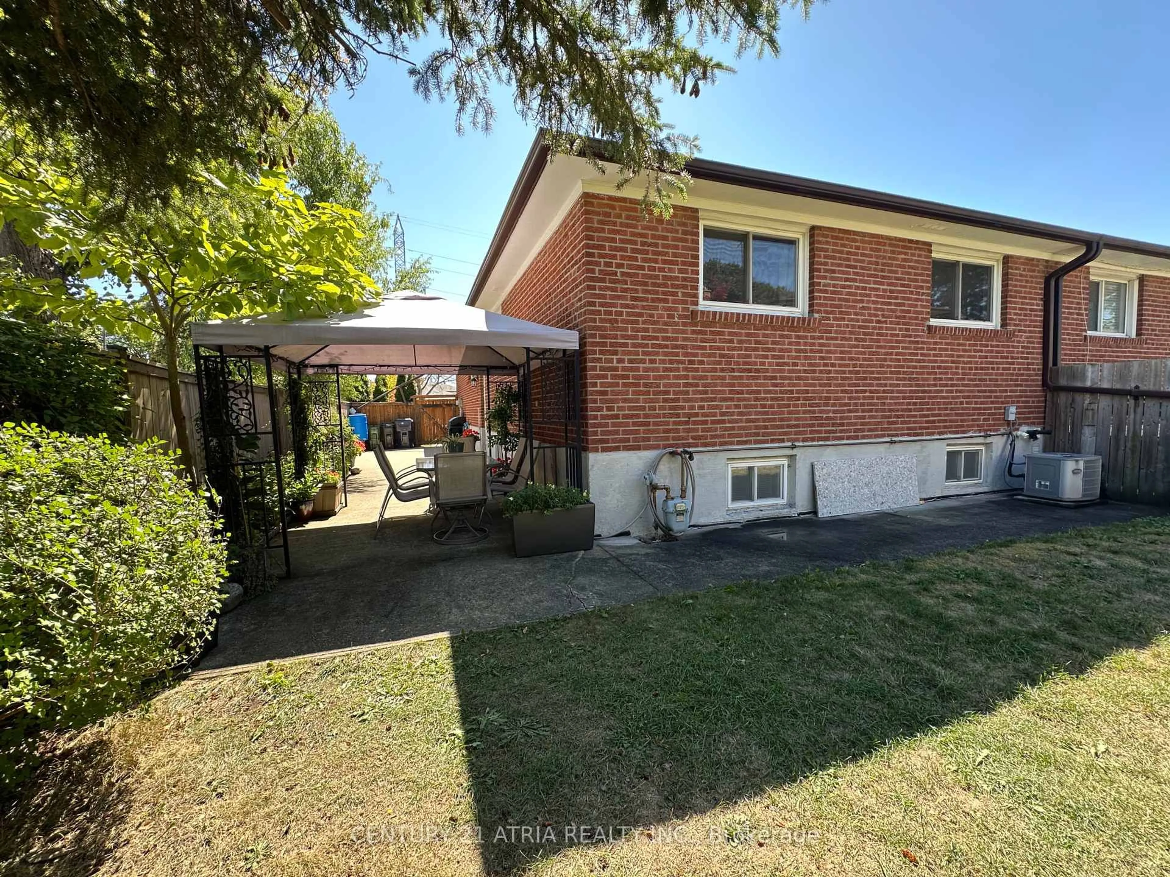 A pic from outside/outdoor area/front of a property/back of a property/a pic from drone, street for 18 Reiber Cres, Toronto Ontario M2H 1C4