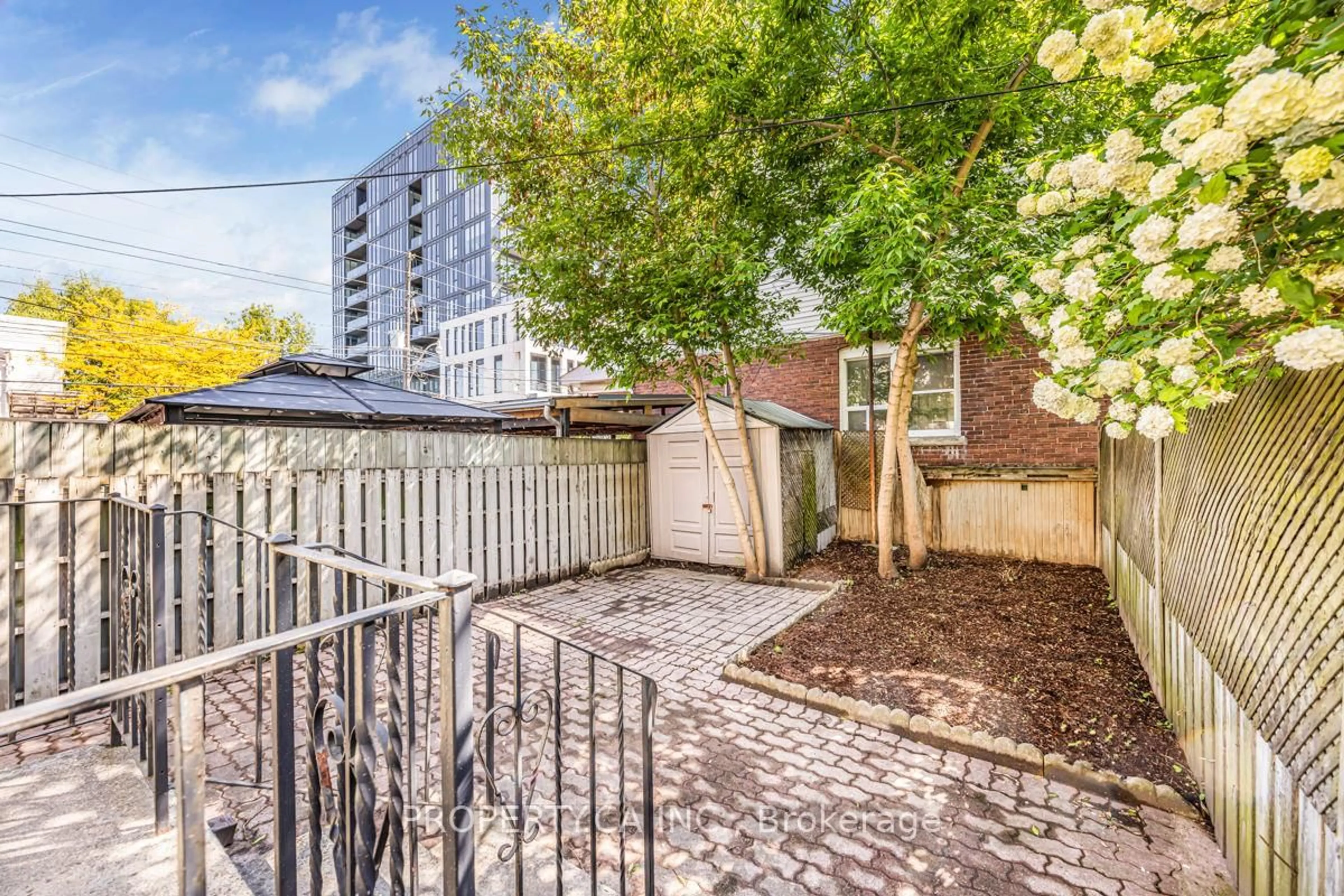 Patio, street for 889 Palmerston Ave, Toronto Ontario M6G 2S3