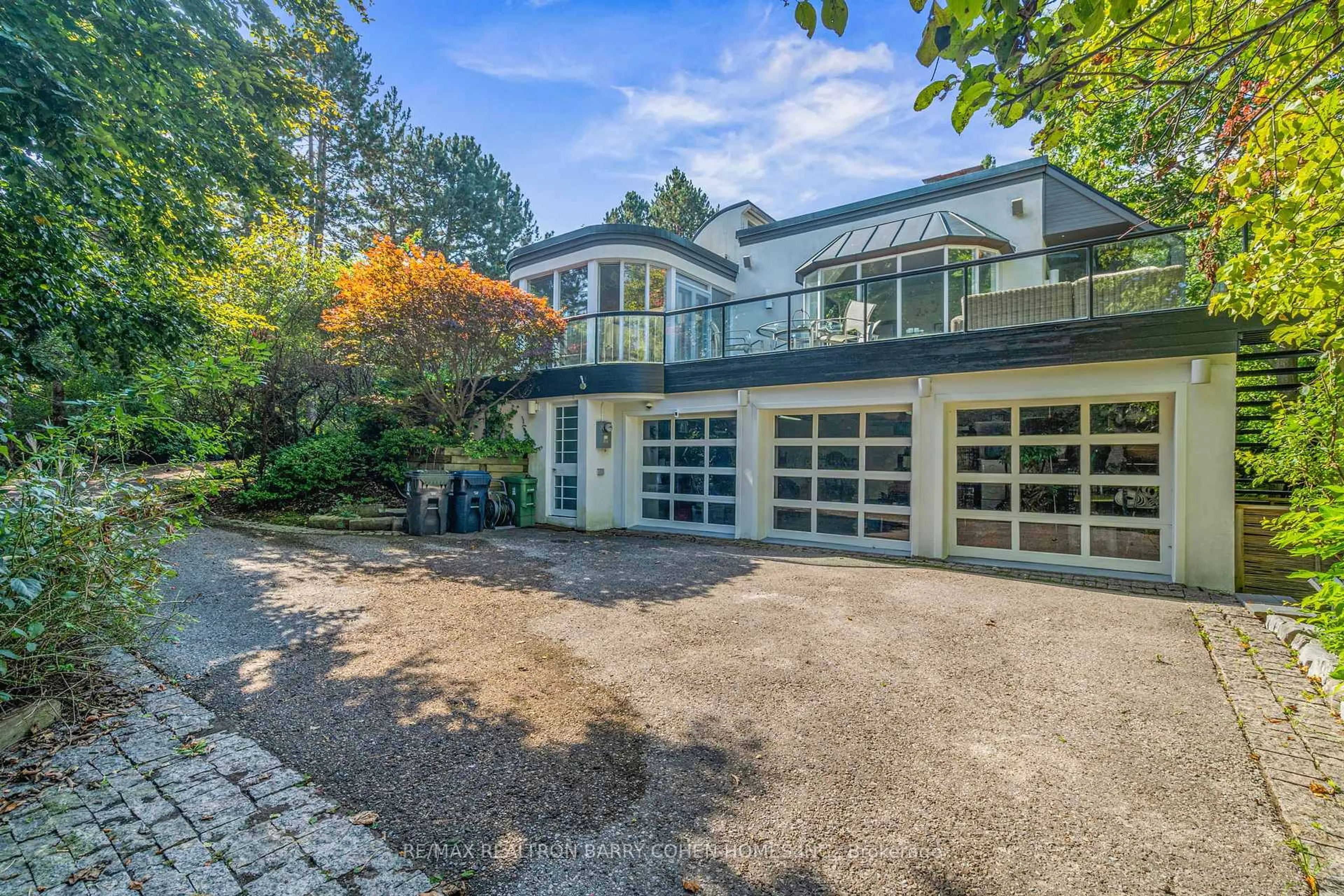 A pic from outside/outdoor area/front of a property/back of a property/a pic from drone, unknown for 18 Timberglade Crt, Toronto Ontario M2L 2Y2