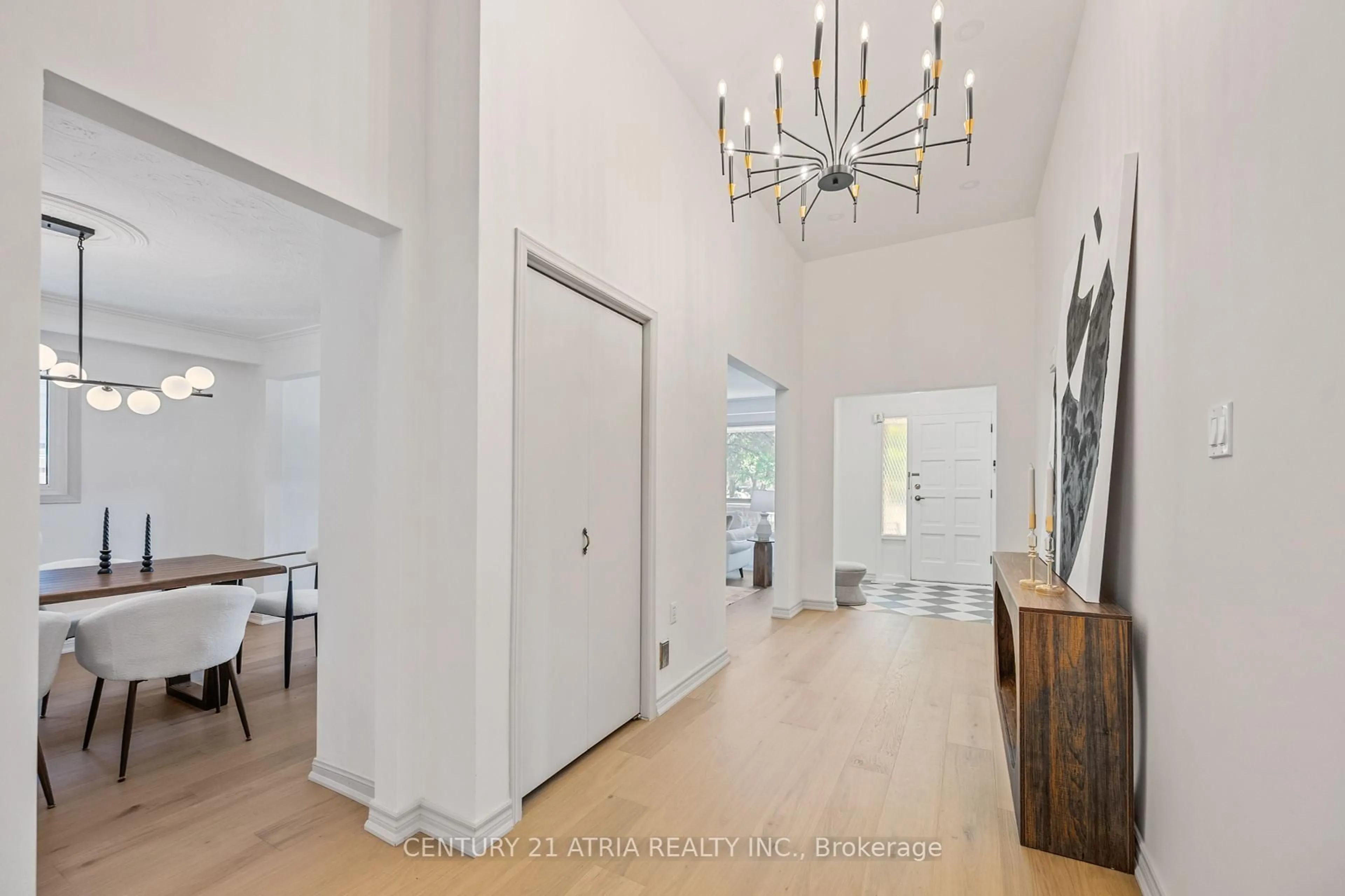 Indoor foyer for 70 Ernest Ave, Toronto Ontario M2J 3T5
