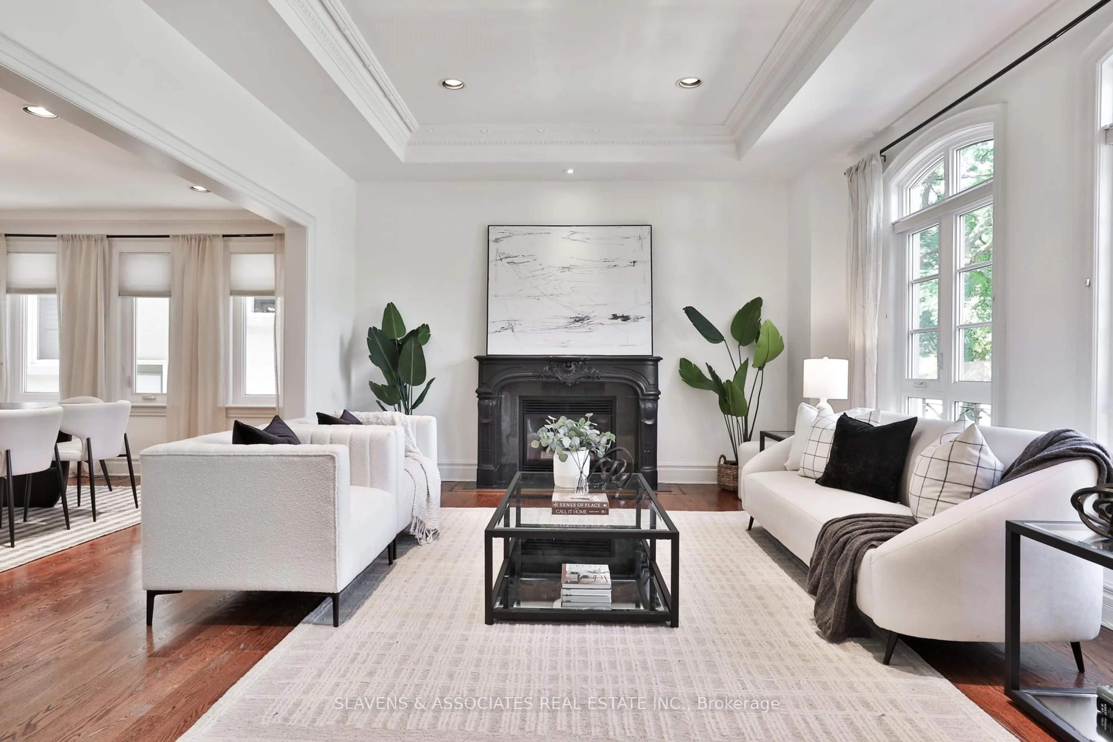 Living room with furniture, unknown for 523 Fairlawn Ave, Toronto Ontario M5M 1V3