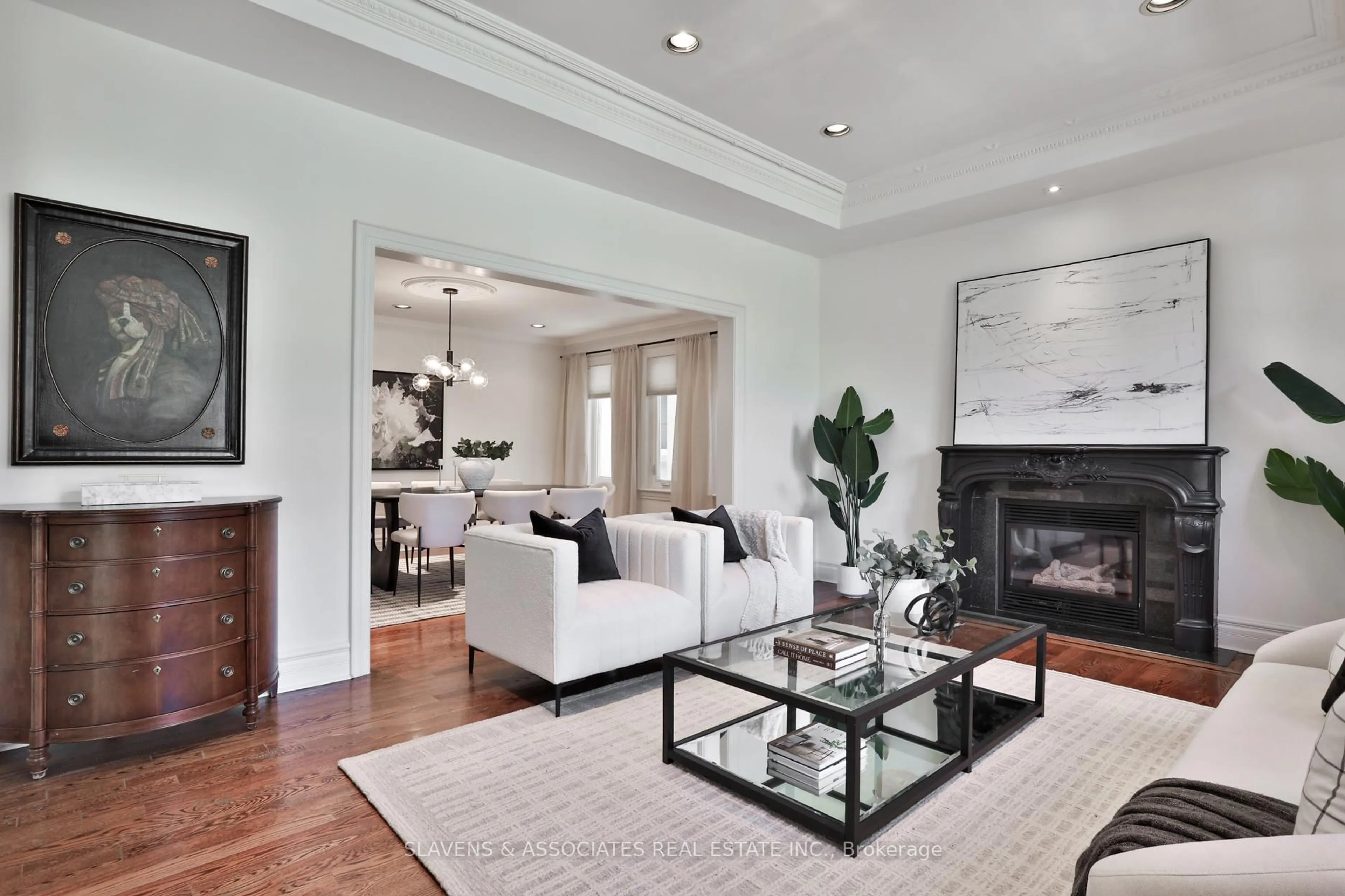 Living room with furniture, unknown for 523 Fairlawn Ave, Toronto Ontario M5M 1V3