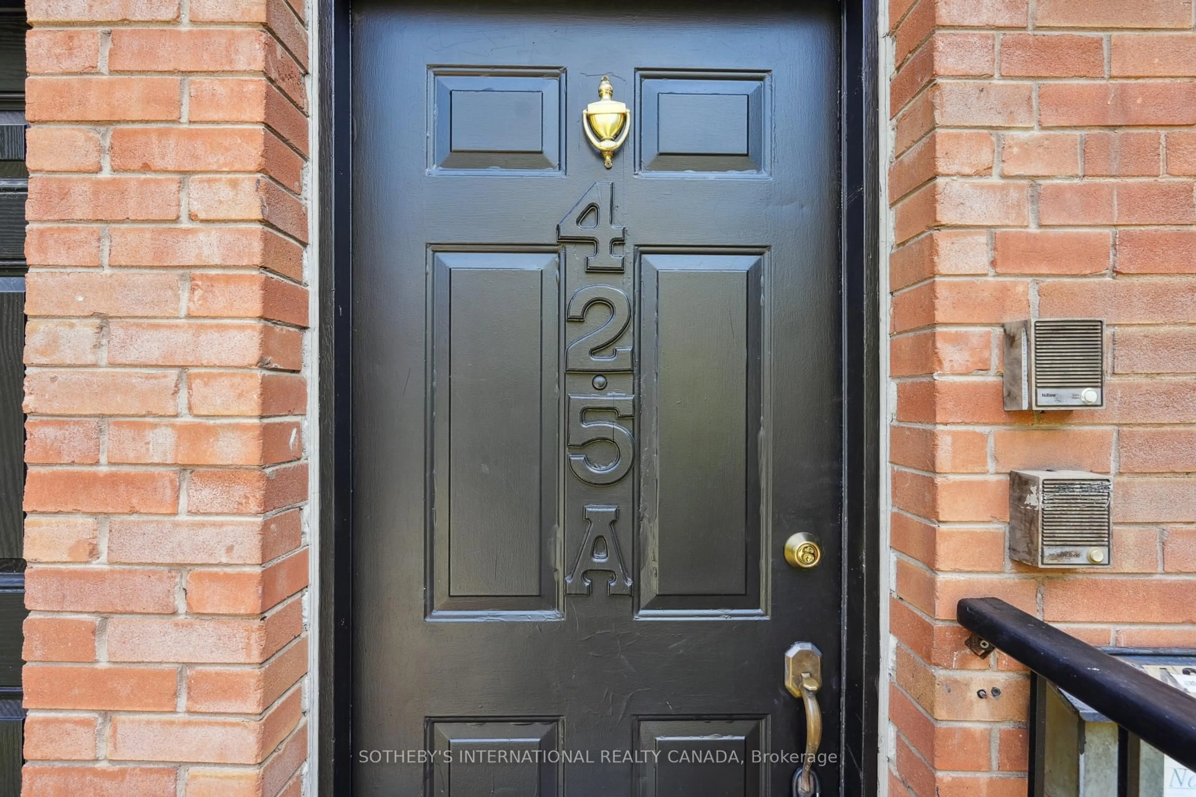 Indoor entryway for 425A Sackville St, Toronto Ontario M4X 1T1