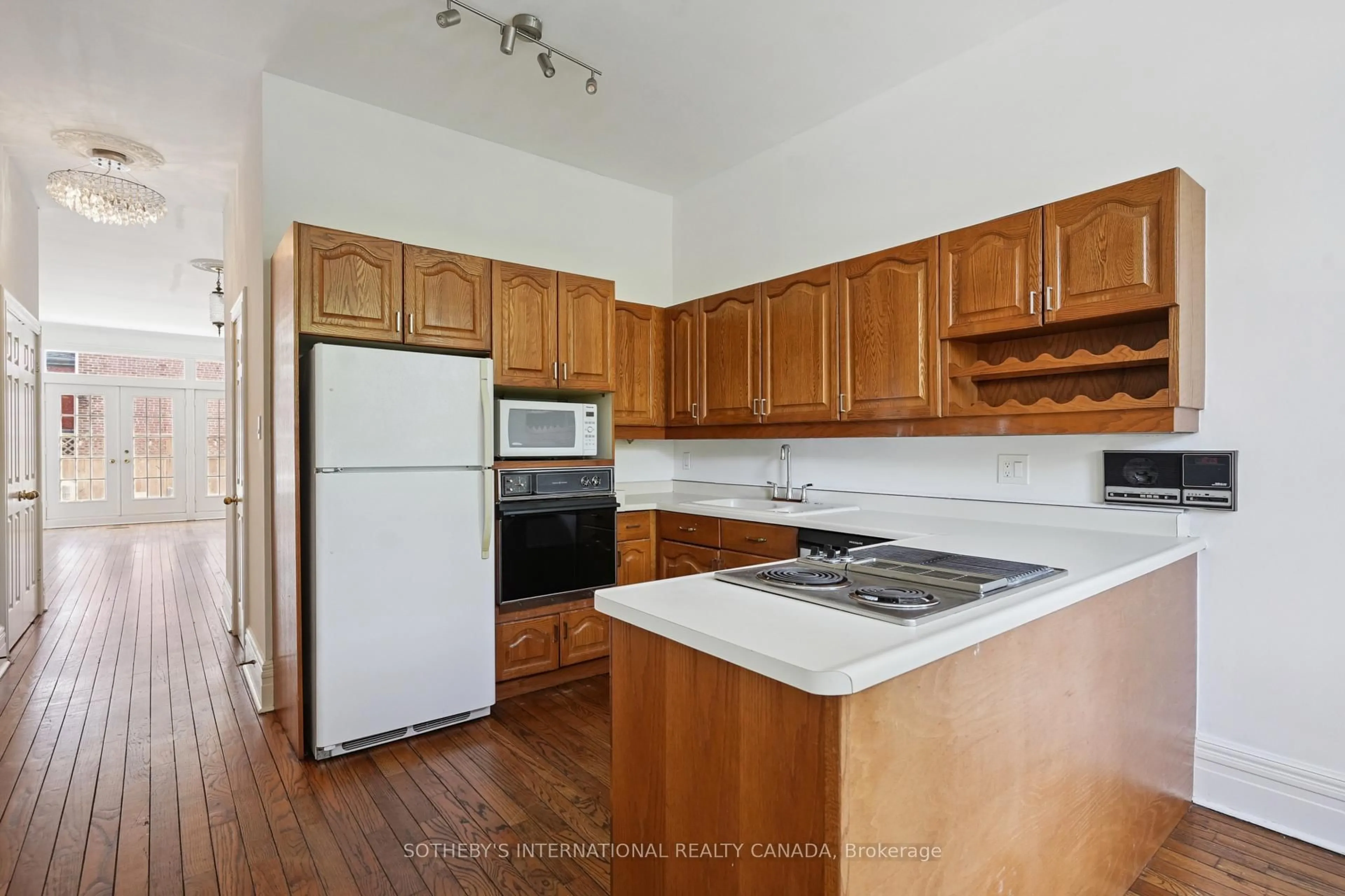 Standard kitchen, unknown for 425A Sackville St, Toronto Ontario M4X 1T1