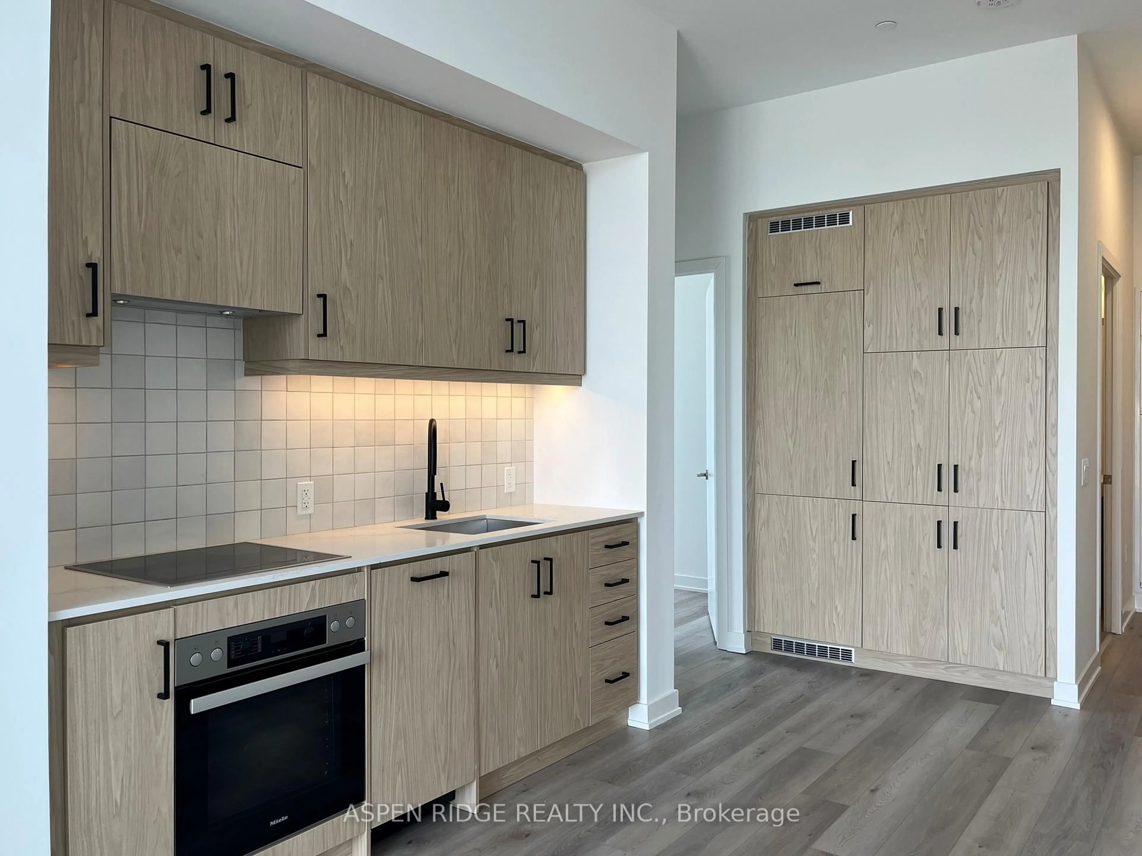Open concept kitchen, unknown for 9 Tecumseth St #PH16, Toronto Ontario M5V 3G4