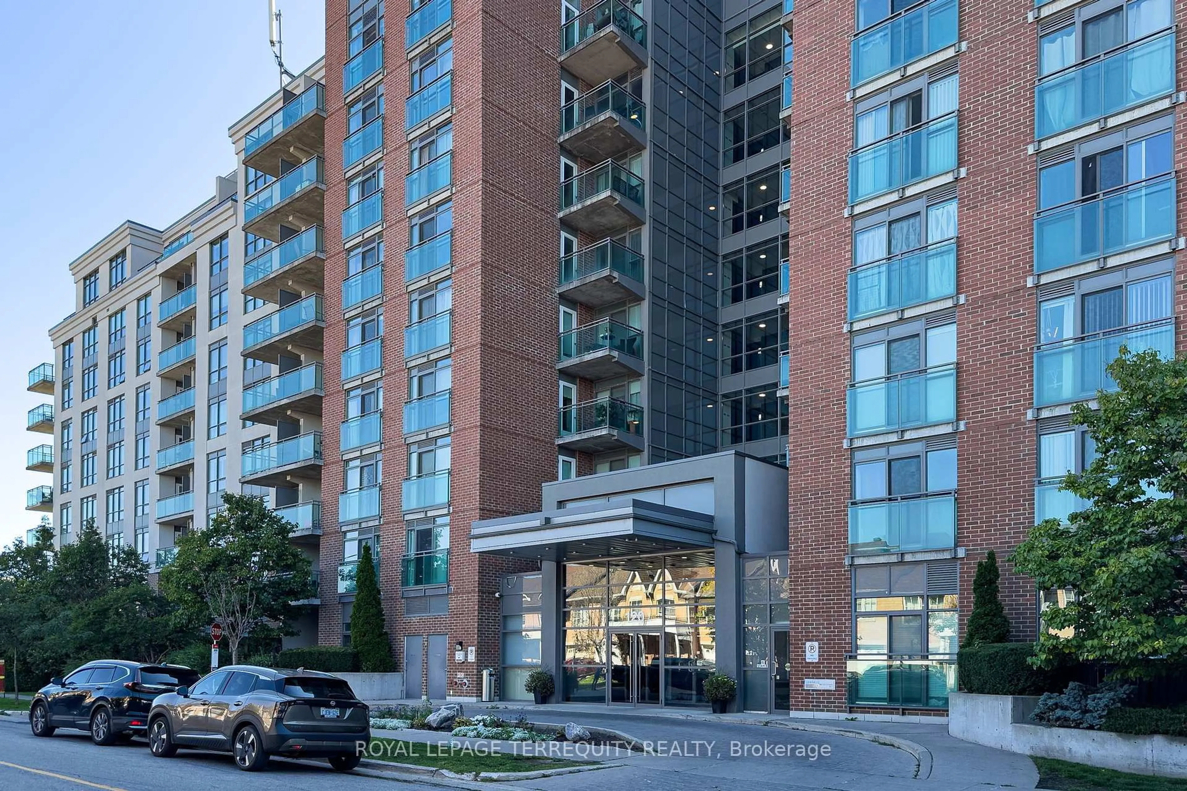 Indoor foyer for 120 Dallimore Circ #515, Toronto Ontario M3C 4J1