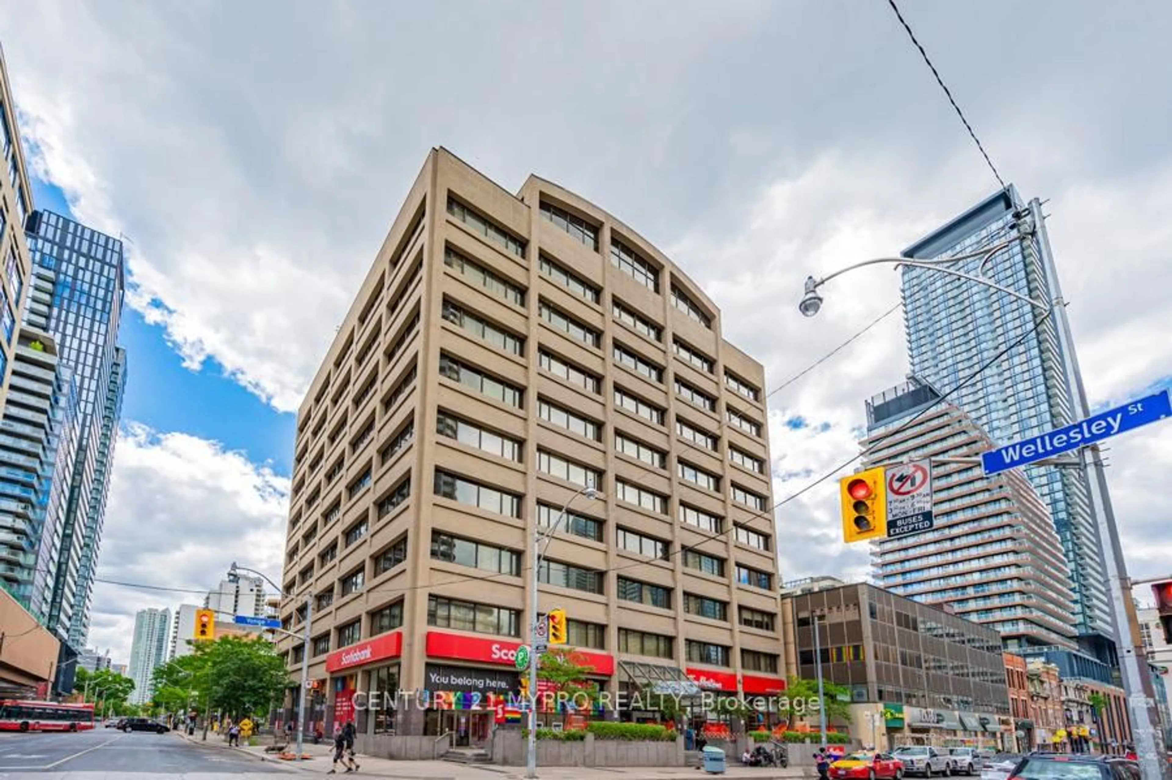 Unknown for 555 Yonge St #401, Toronto Ontario M4Y 3A6