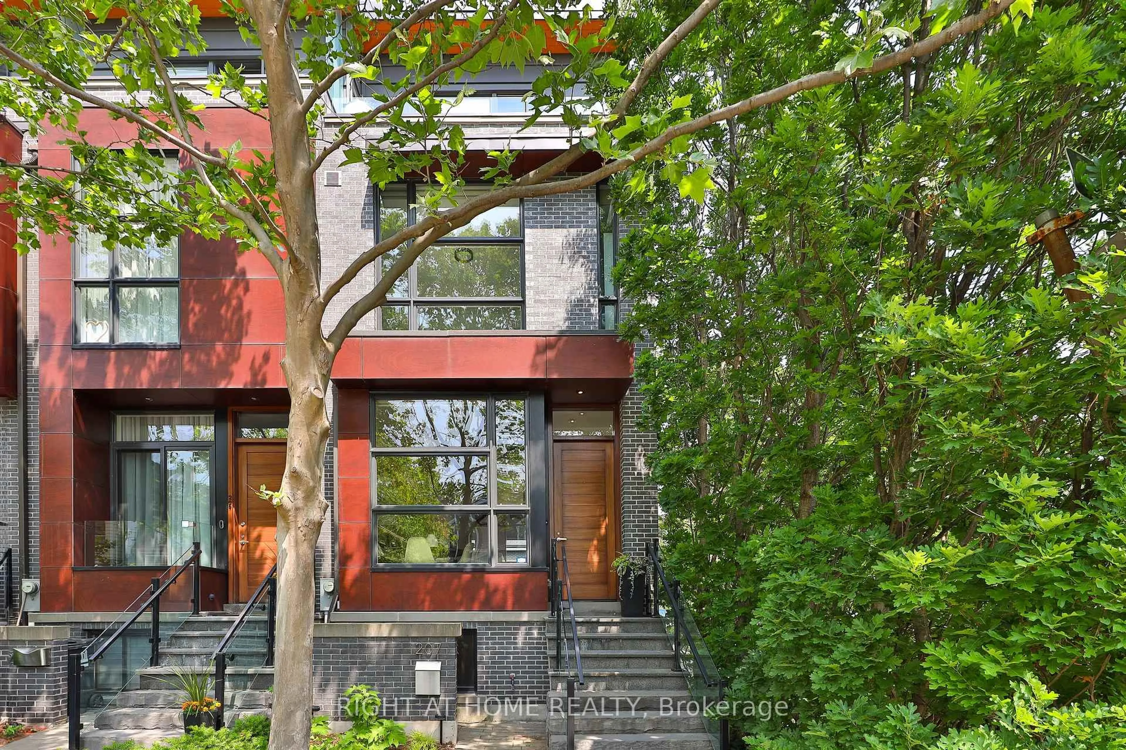 Unknown for 207 Claremont St, Toronto Ontario M6J 2N1