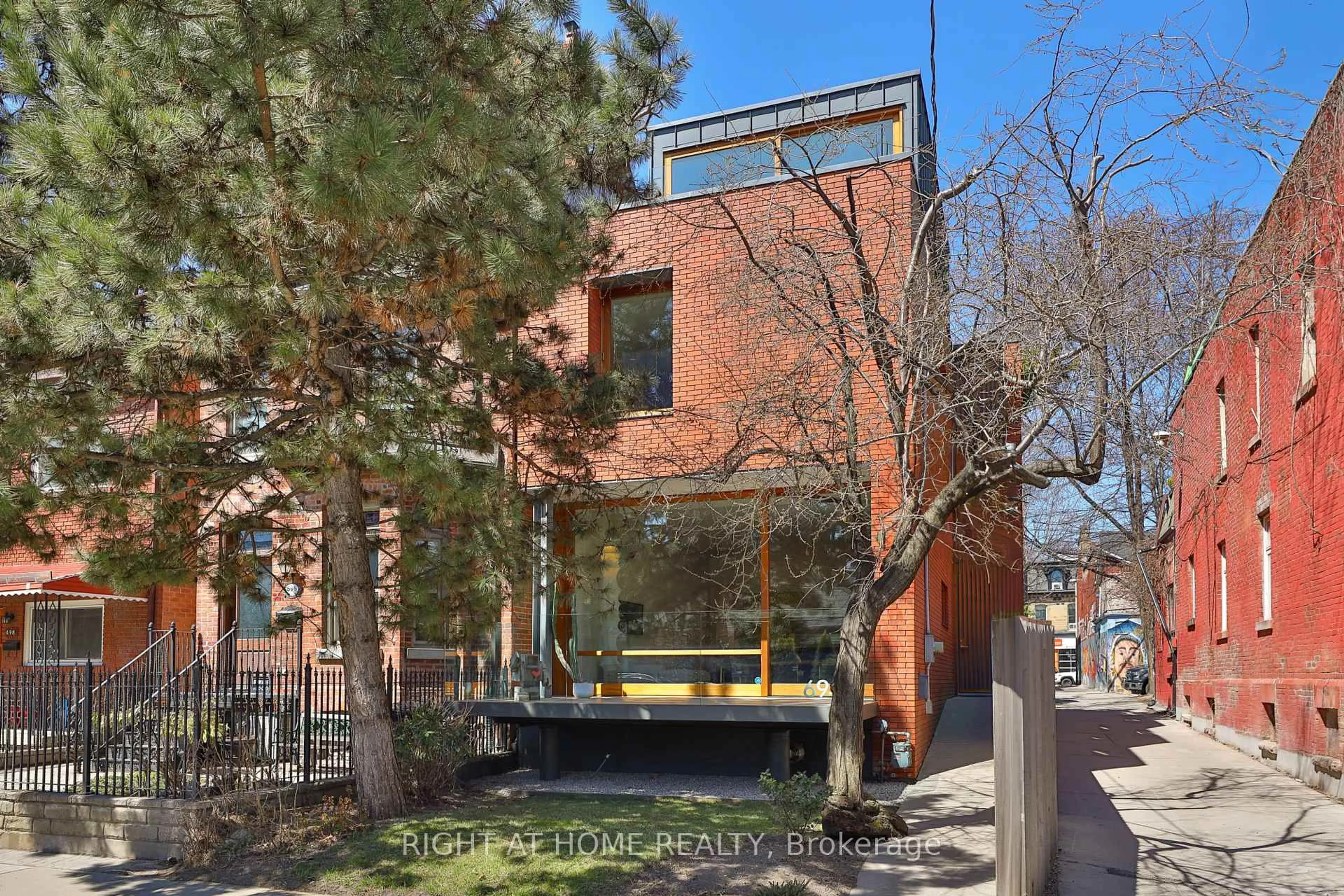 Home with brick exterior material, street for 694 Richmond St, Toronto Ontario M6J 1C5