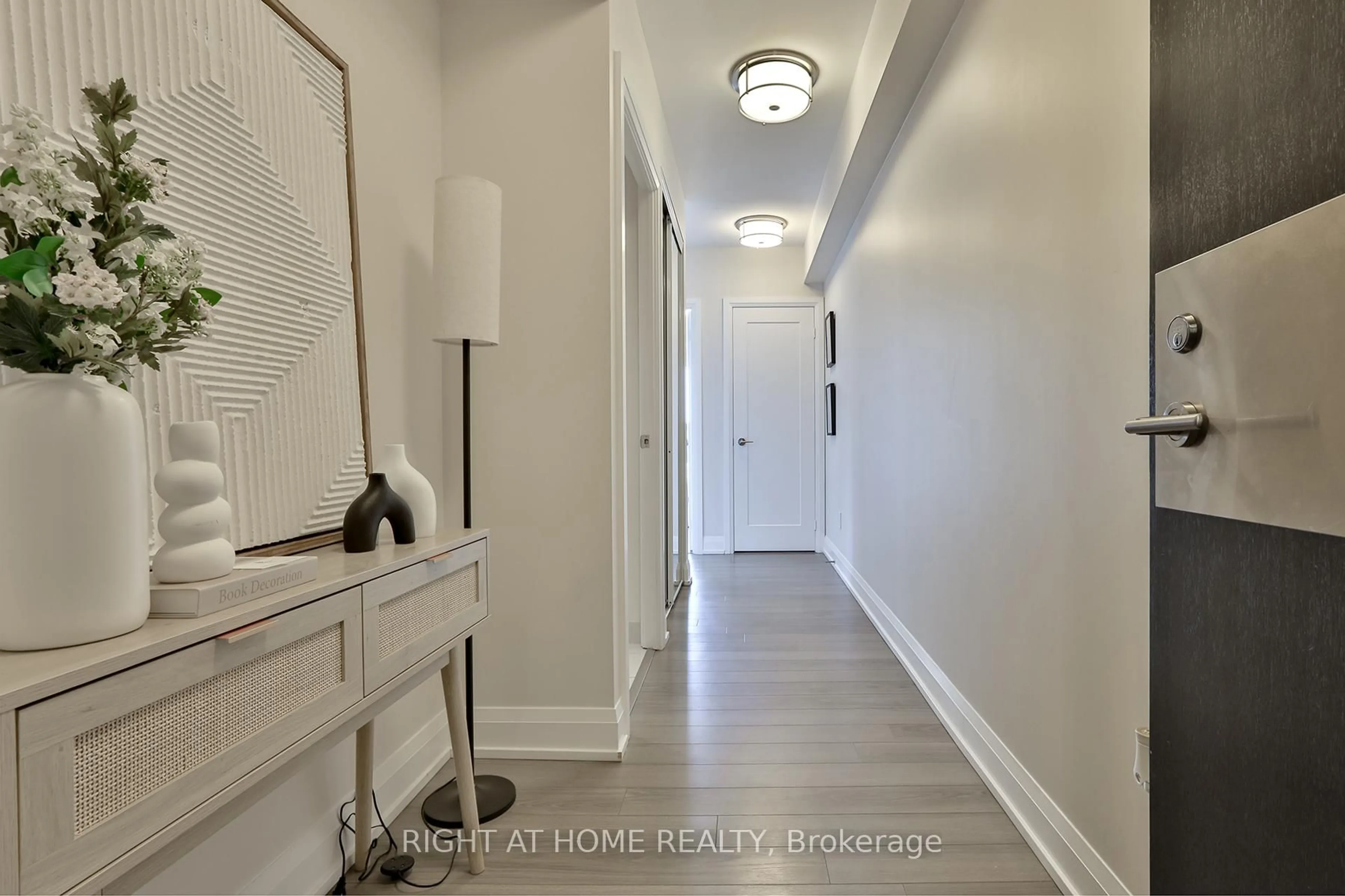 Indoor entryway for 18 Graydon Hall Dr #709, Toronto Ontario M3A 0A4