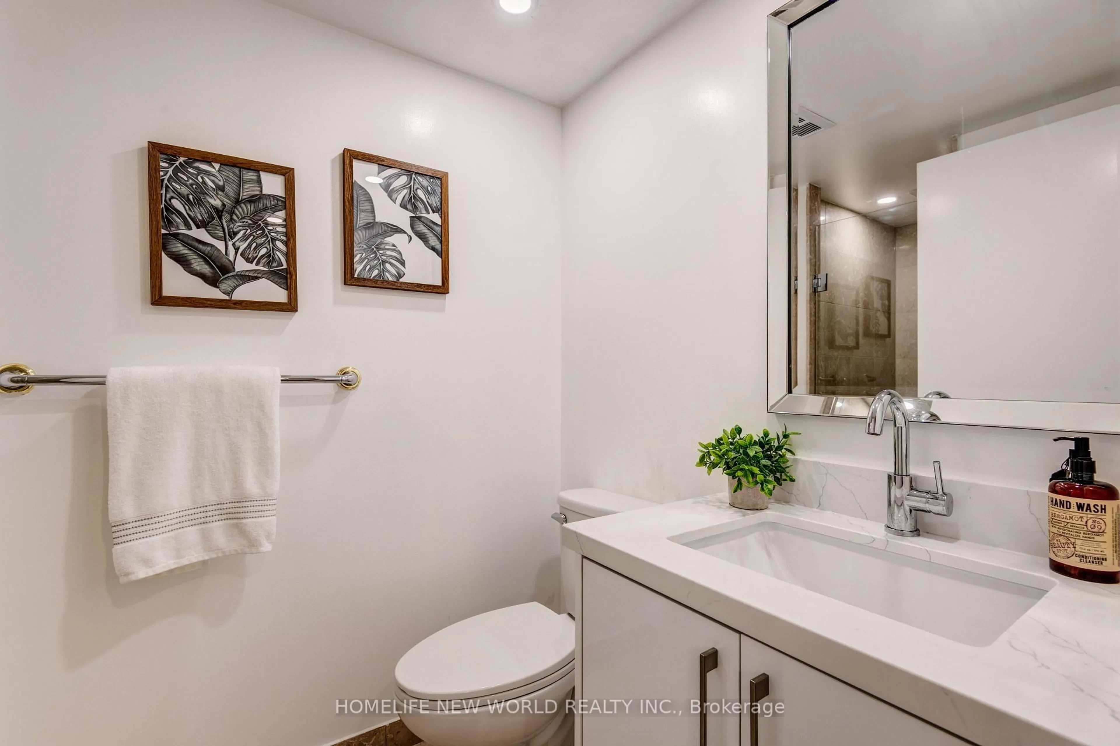 Standard bathroom, ceramic/tile floor for 208 Queens Quay #903, Toronto Ontario M5J 2Y5
