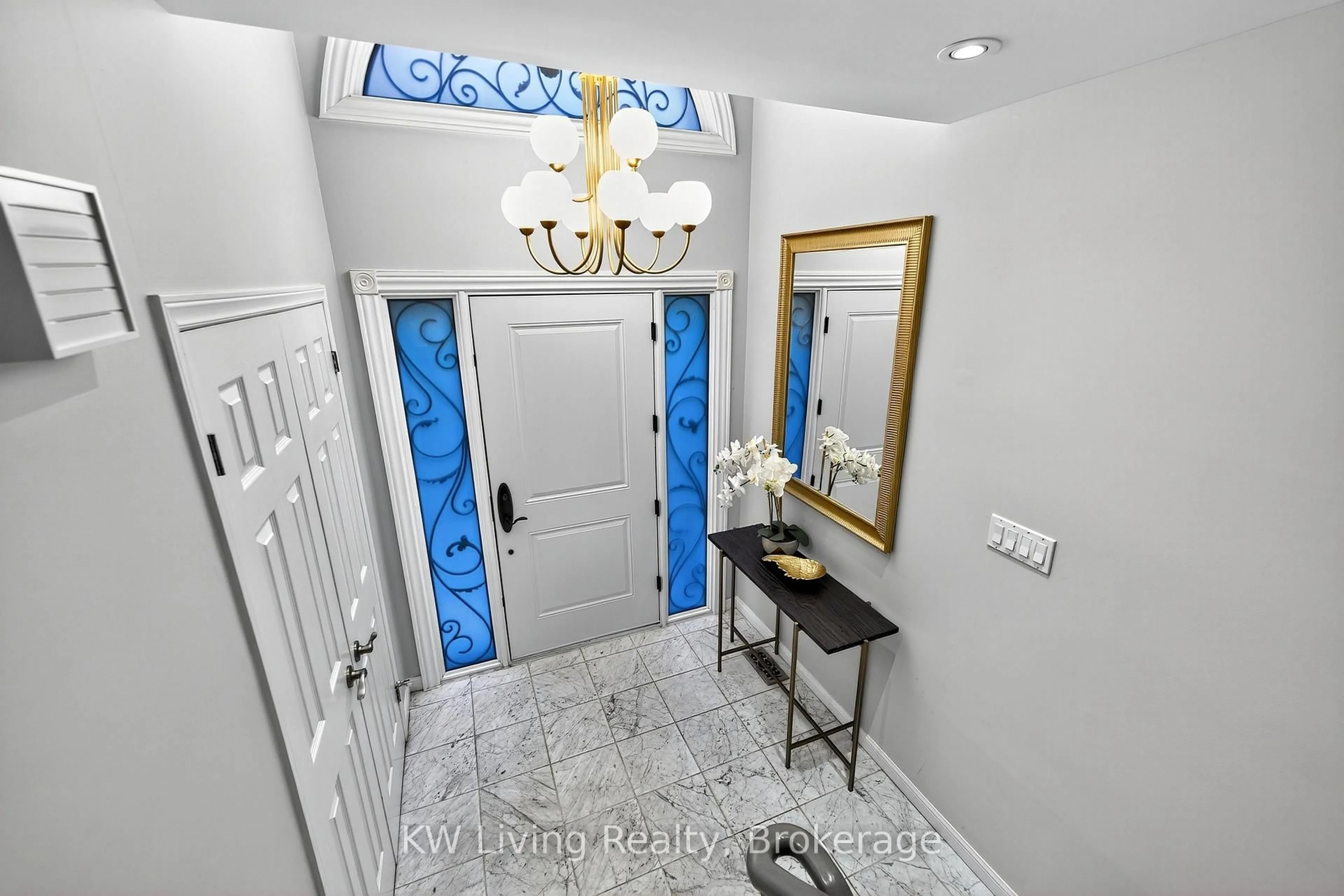 Indoor entryway for 19 Deal Ave, Toronto Ontario M4N 2S8
