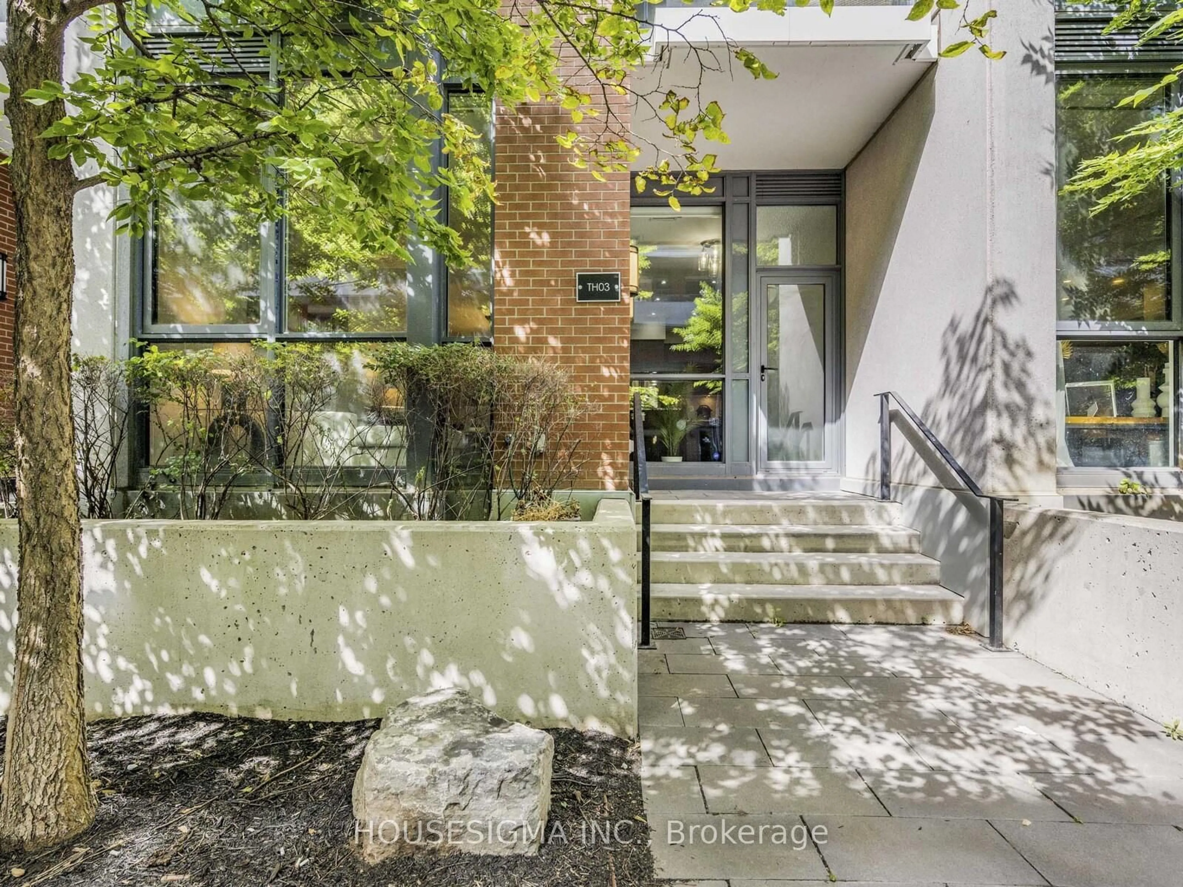 Unknown for 32 Bruyers Mews #TH03, Toronto Ontario M5V 0H8