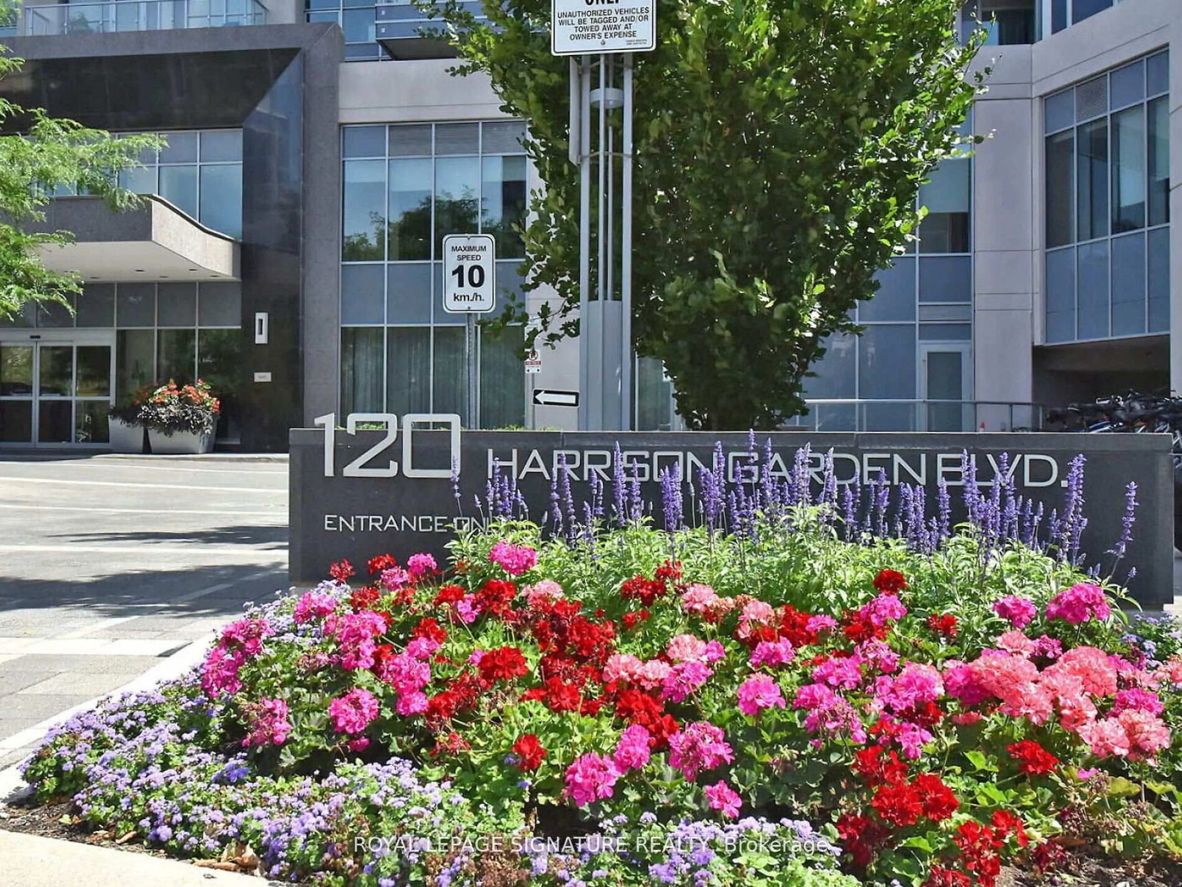 Indoor foyer for 120 Harrison Garden Blvd #241, Toronto Ontario M2N 0H1