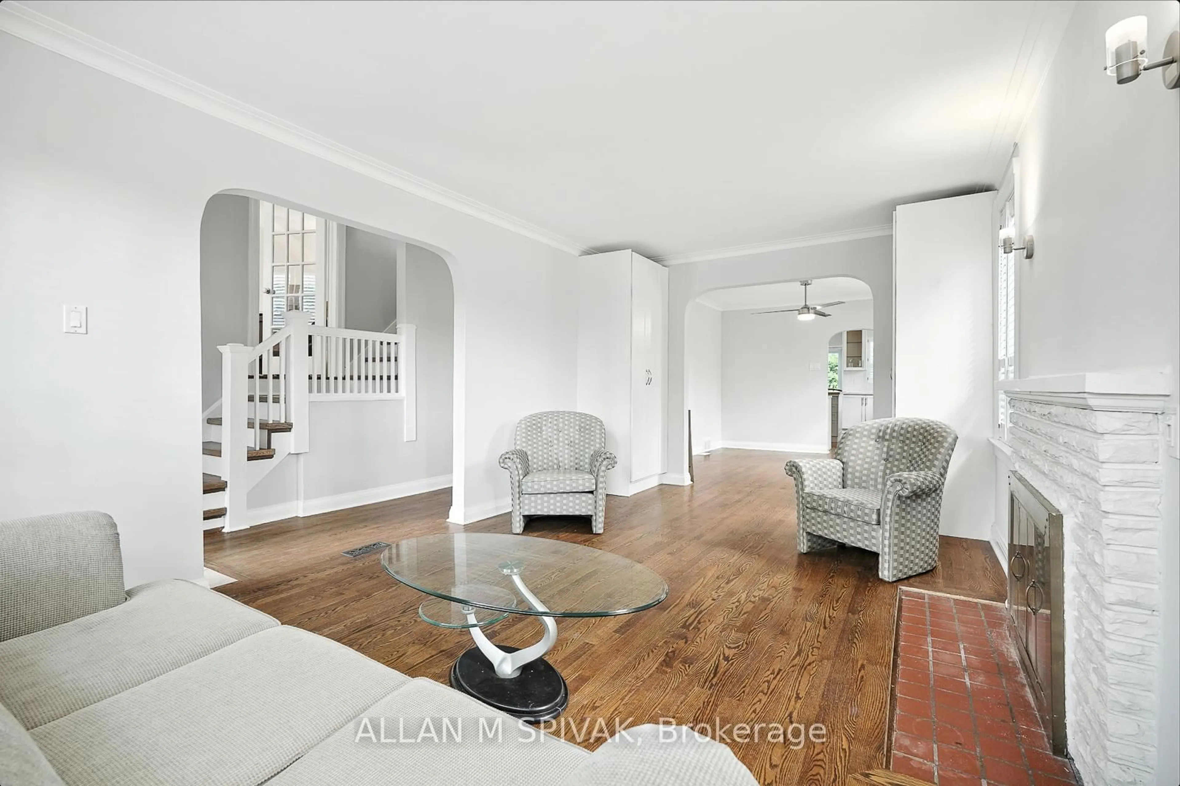 Living room with furniture, unknown for 21 Kelso Ave, Toronto Ontario M5M 4C4