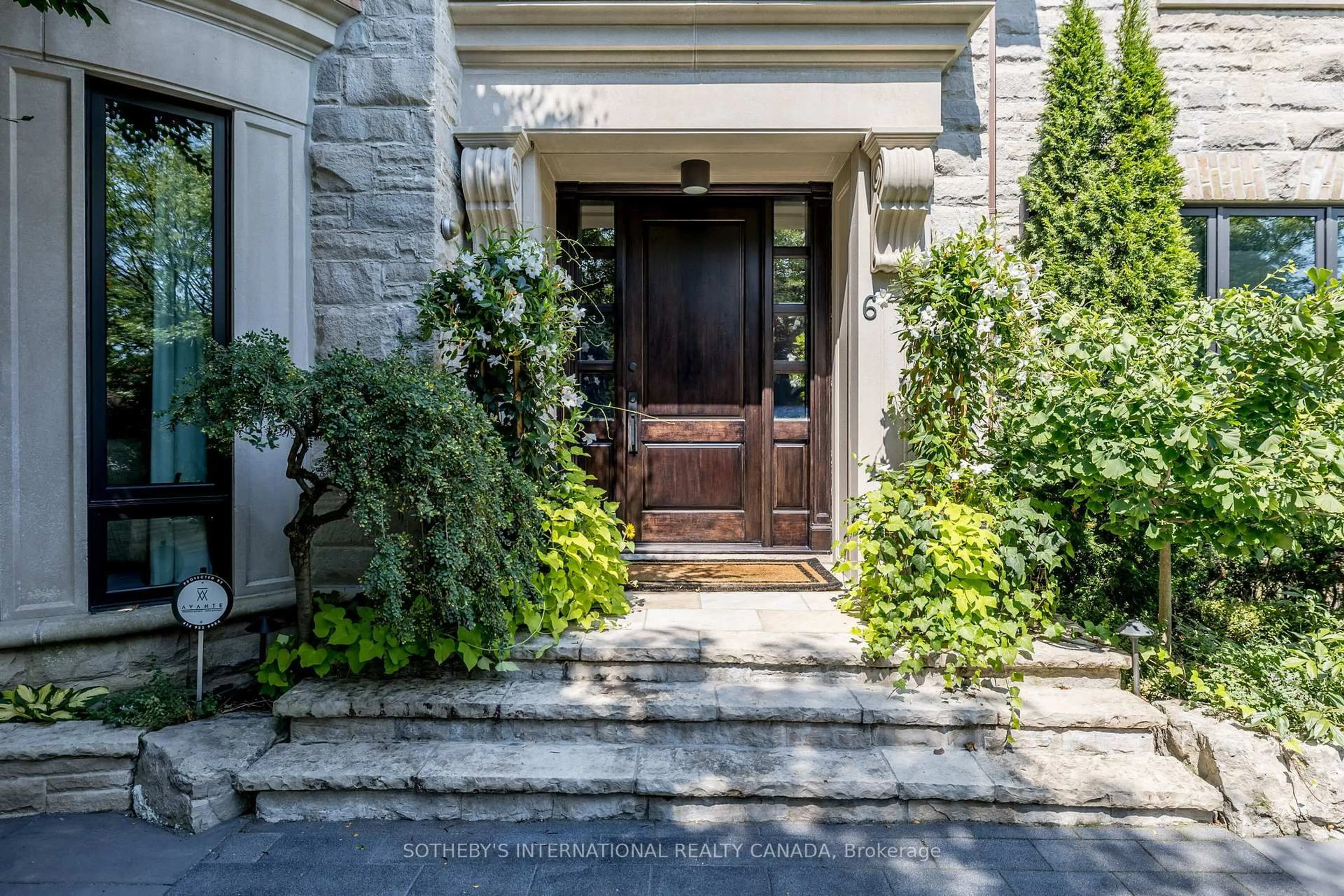 Indoor entryway for 6 Bayview Wood, Toronto Ontario M4N 1R7