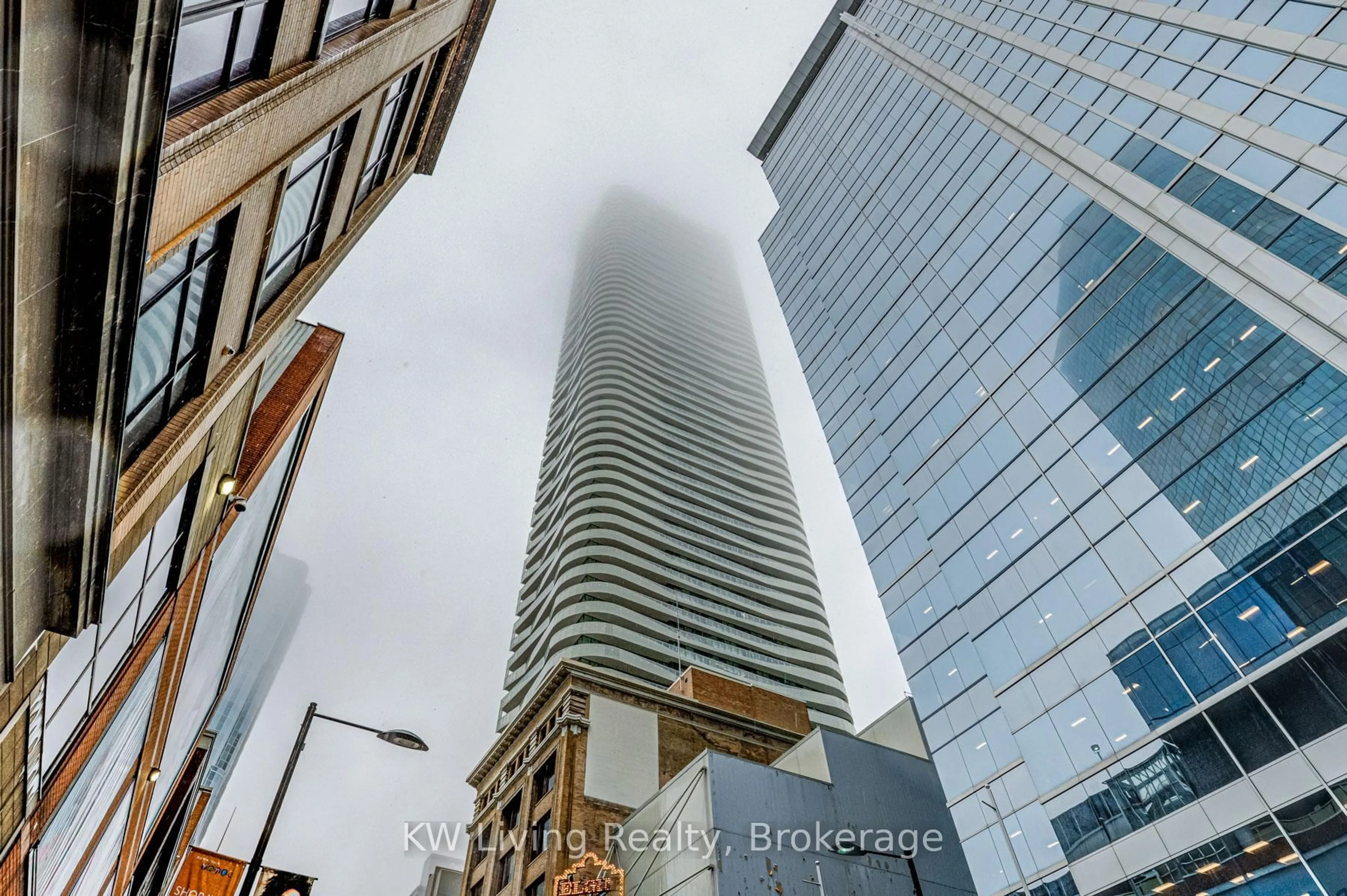 Blurry image for 197 Yonge St #2906, Toronto Ontario M5B 1M4