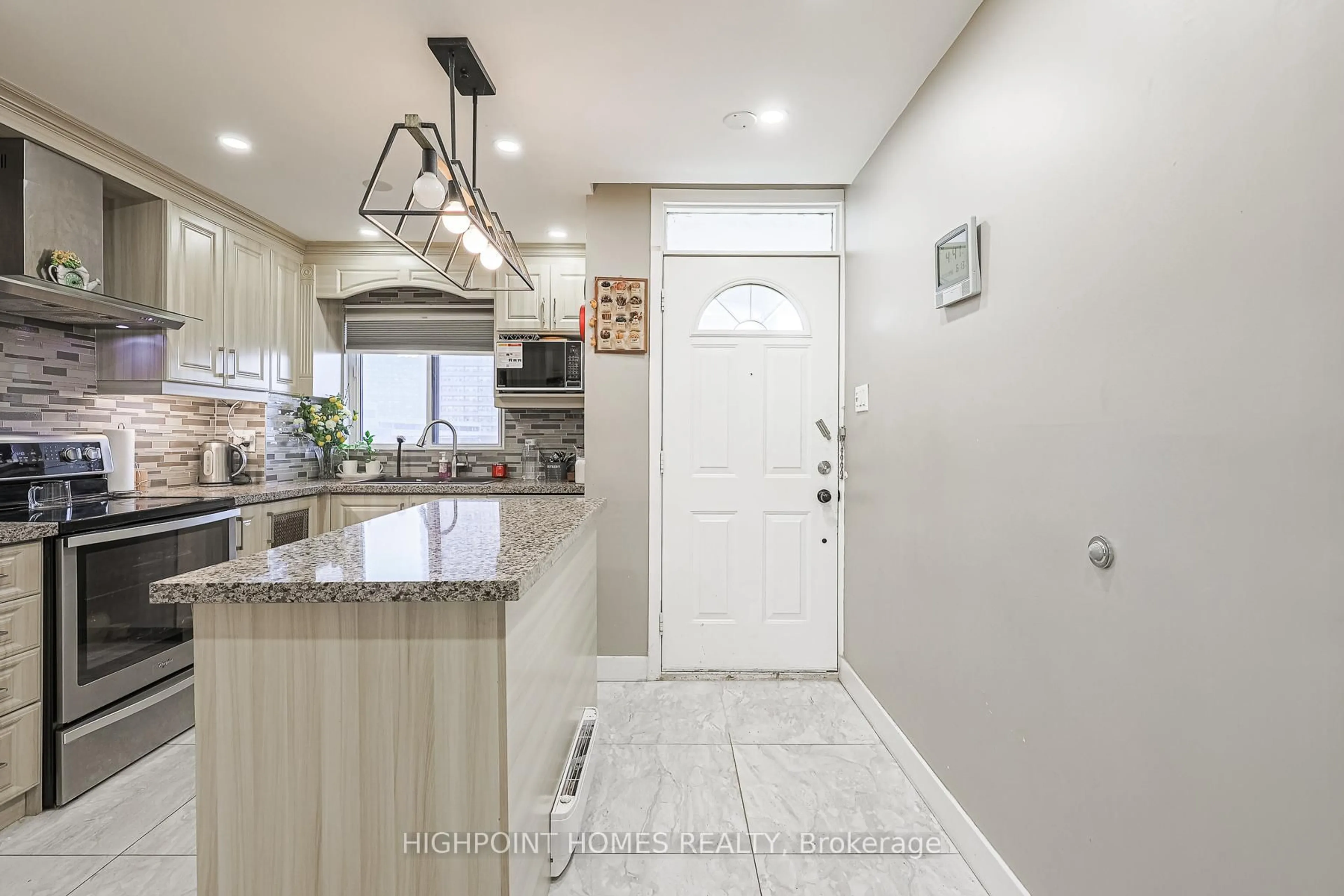 Open concept kitchen, ceramic/tile floor for 140 Leeward Glwy #315, Toronto Ontario M3C 2Y9