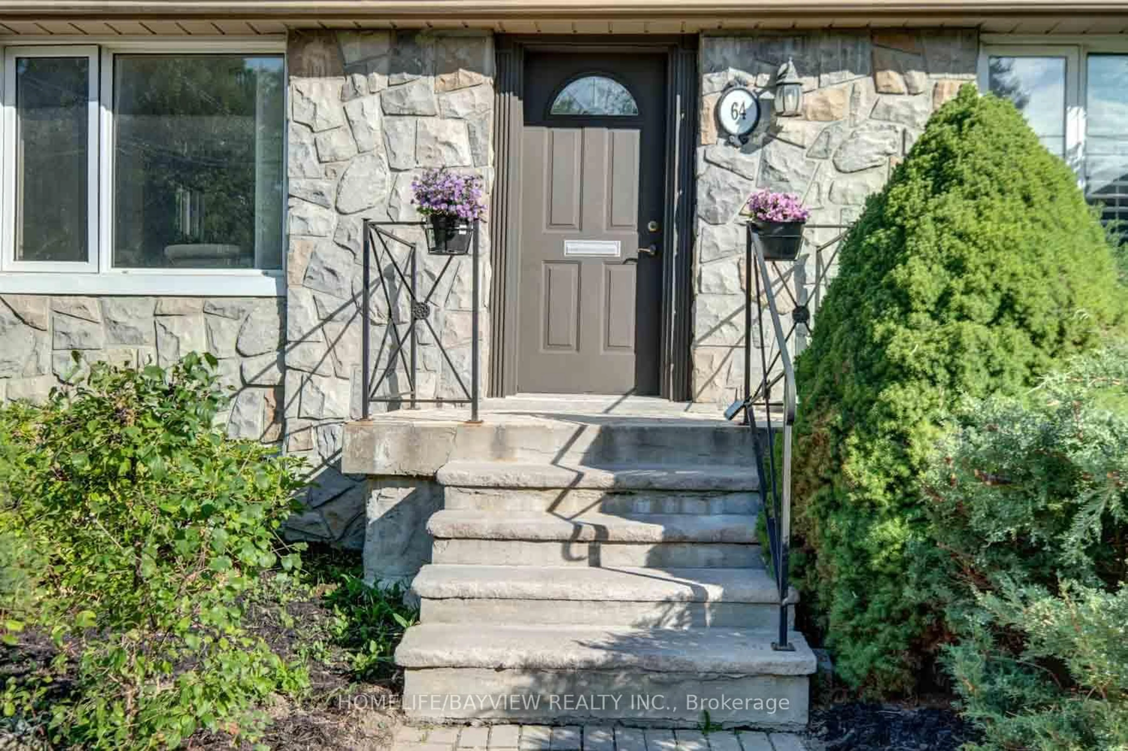Indoor entryway for 64 Ridgevale Dr, Toronto Ontario M6A 1L1