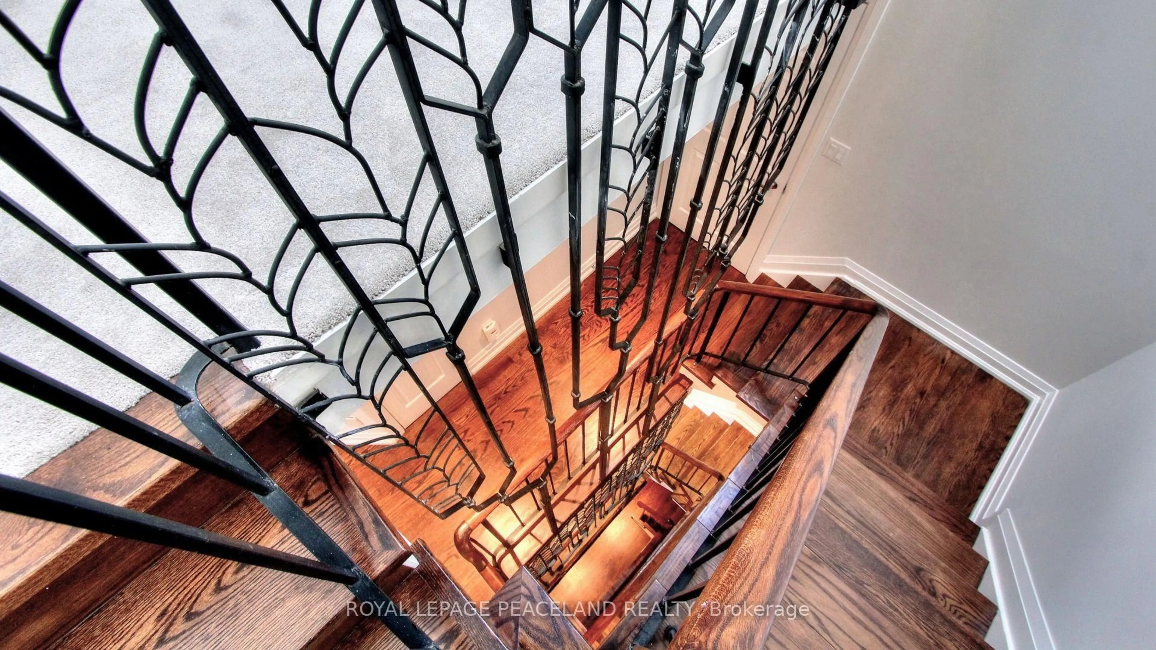 Indoor foyer for 47 Melgund Rd, Toronto Ontario M5R 2A1