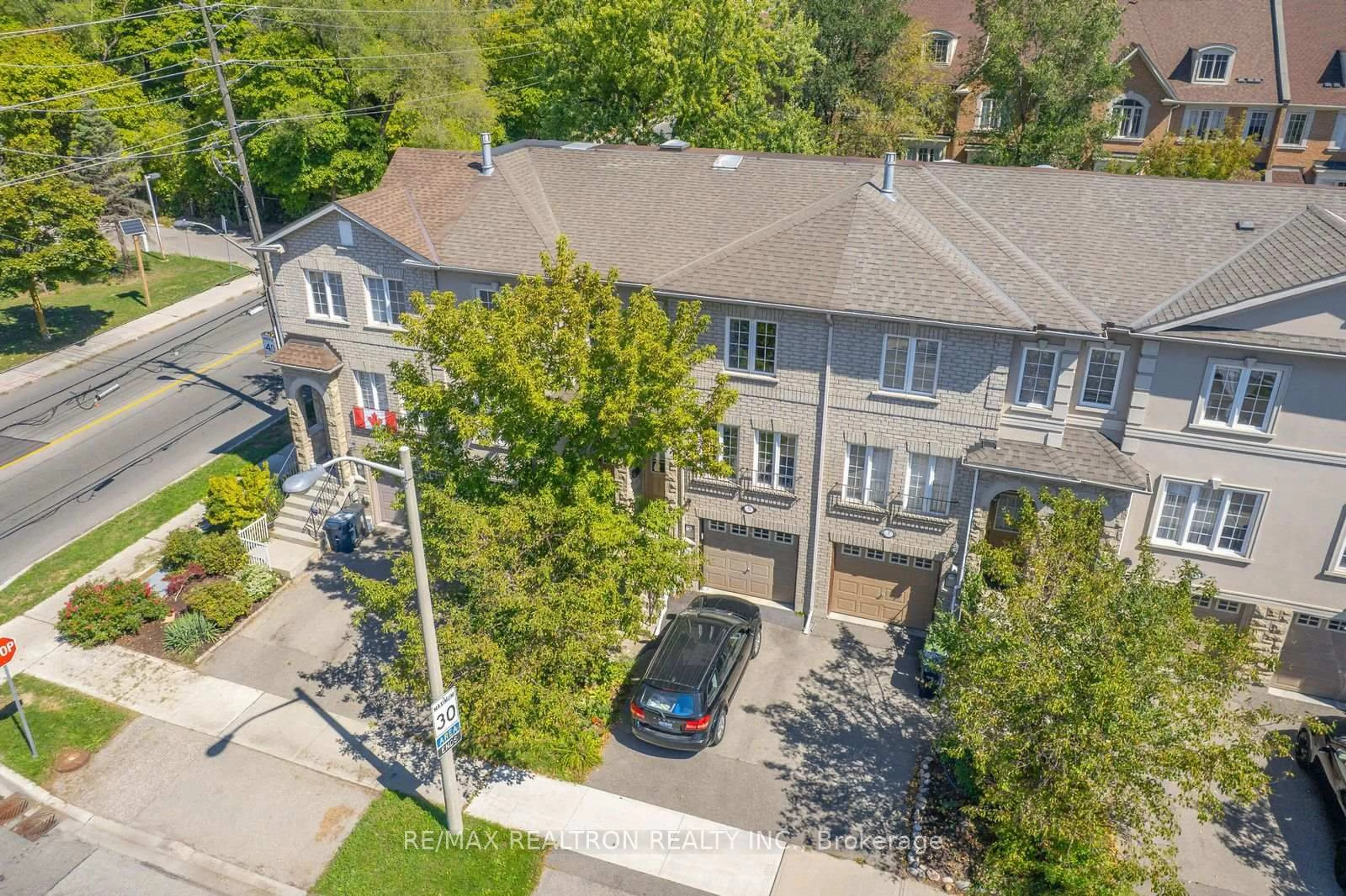 A pic from outside/outdoor area/front of a property/back of a property/a pic from drone, street for 5 Rodeo Crt, Toronto Ontario M2M 4M3