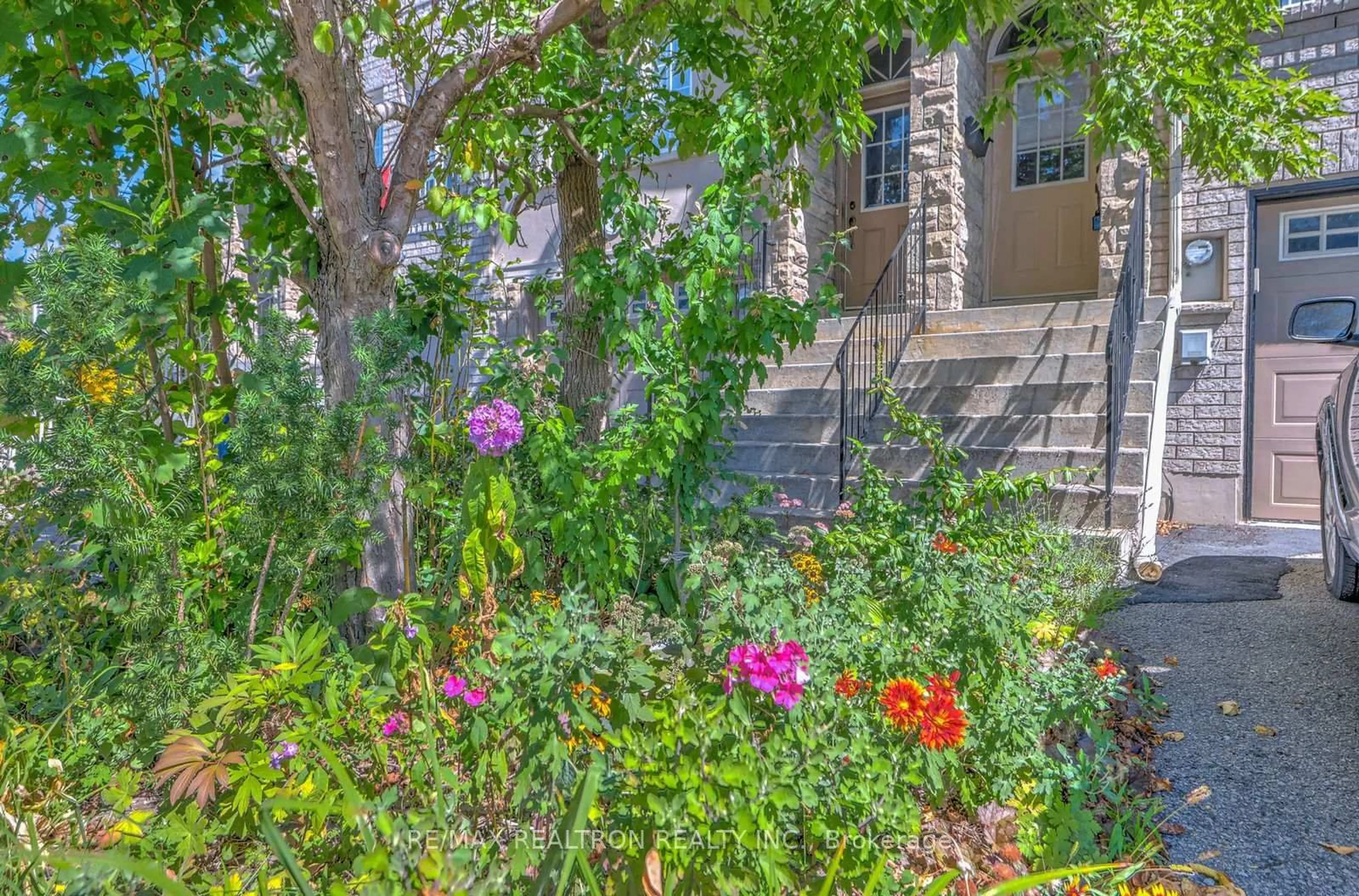 Patio, street for 5 Rodeo Crt, Toronto Ontario M2M 4M3