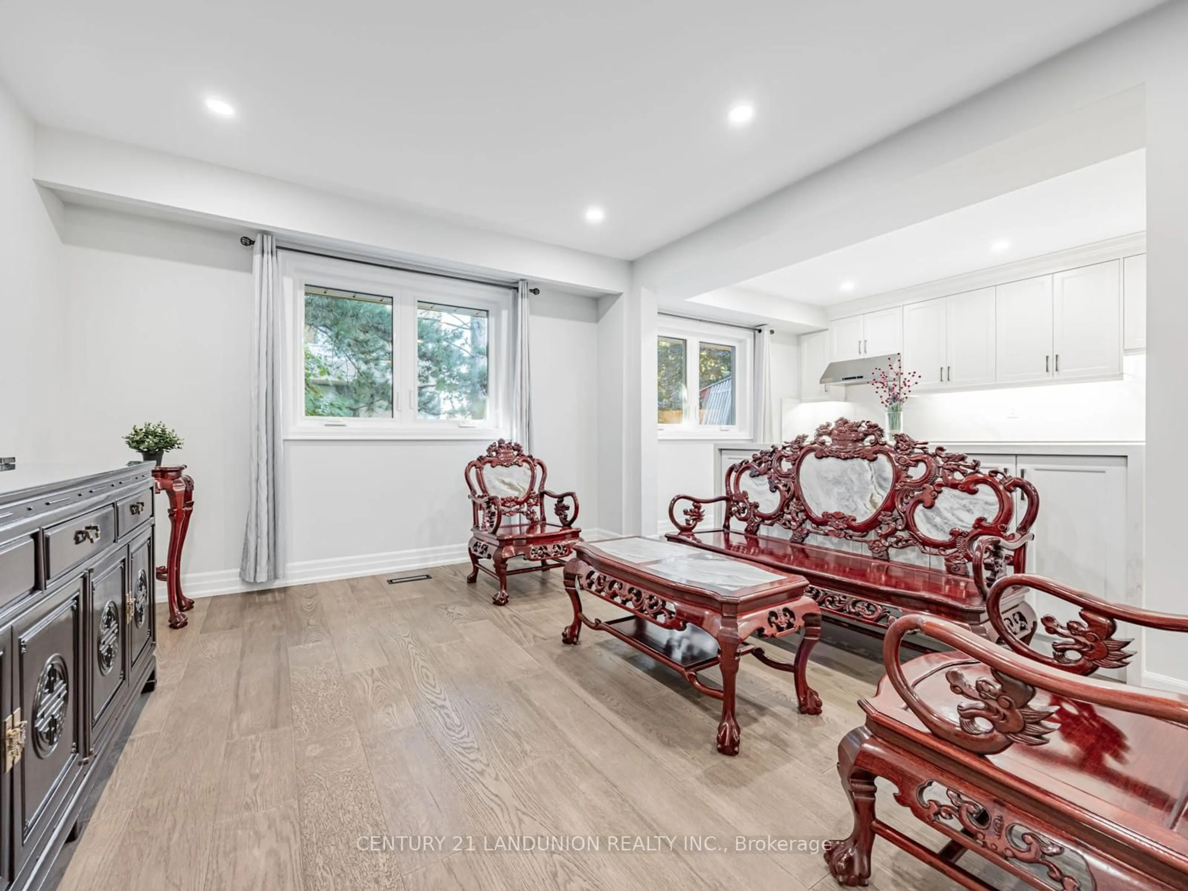 Living room with furniture, wood/laminate floor for 36 Levitt Crt, Toronto Ontario M2R 3P9