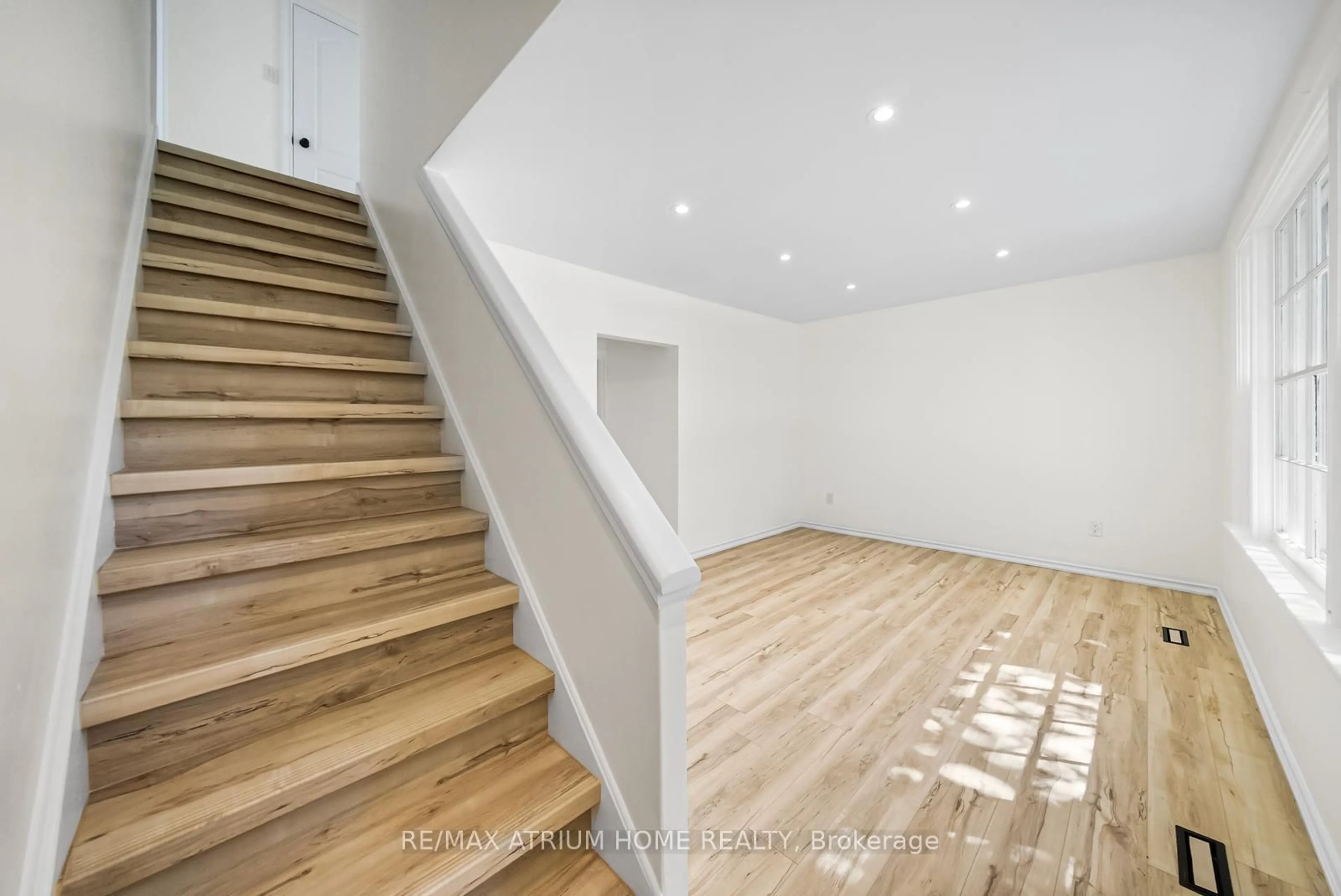 Stairs for 132 Homewood Ave, Toronto Ontario M2M 1K3