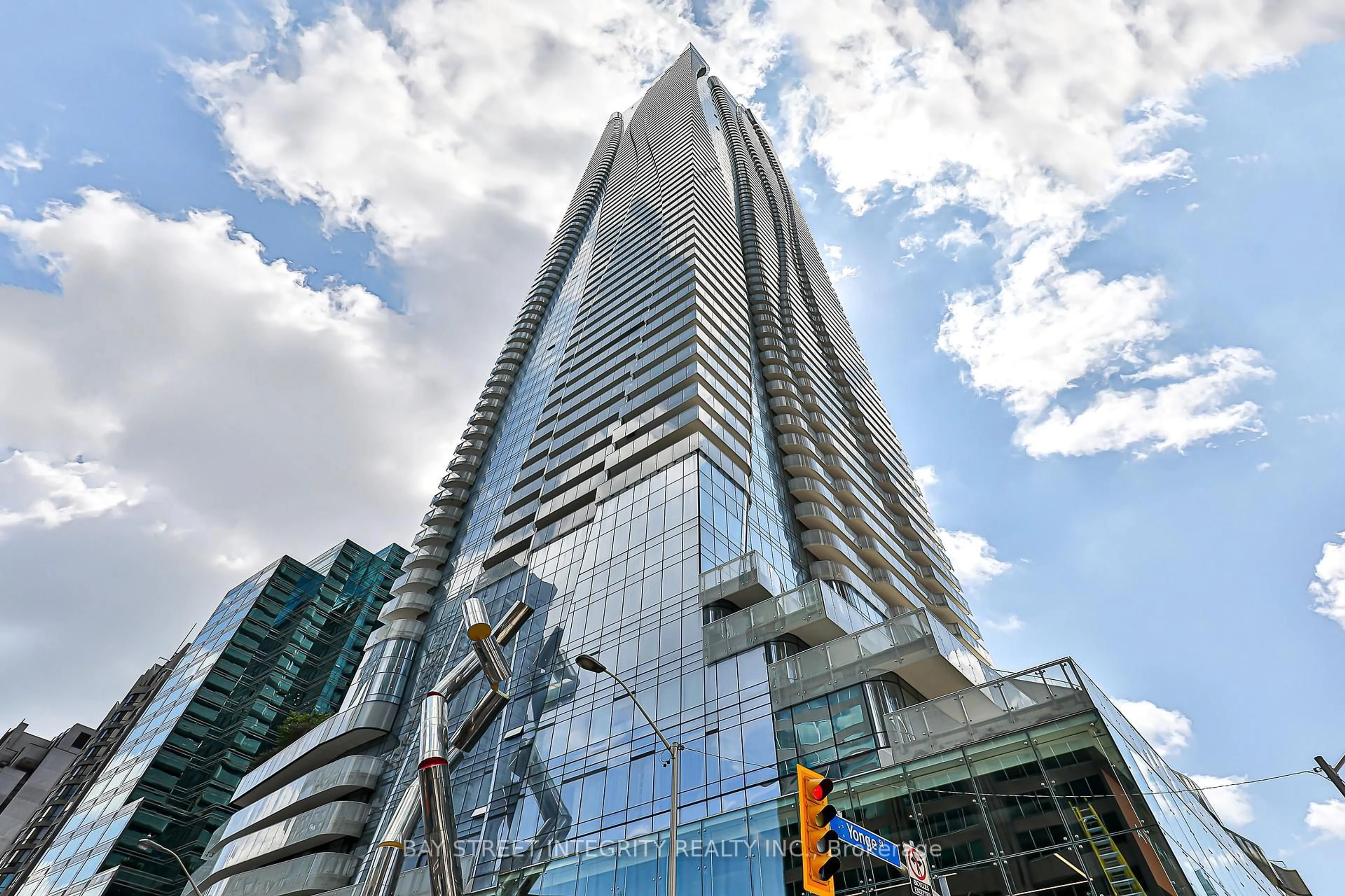 Indoor foyer for 1 Bloor St #1110, Toronto Ontario M4W 1A9