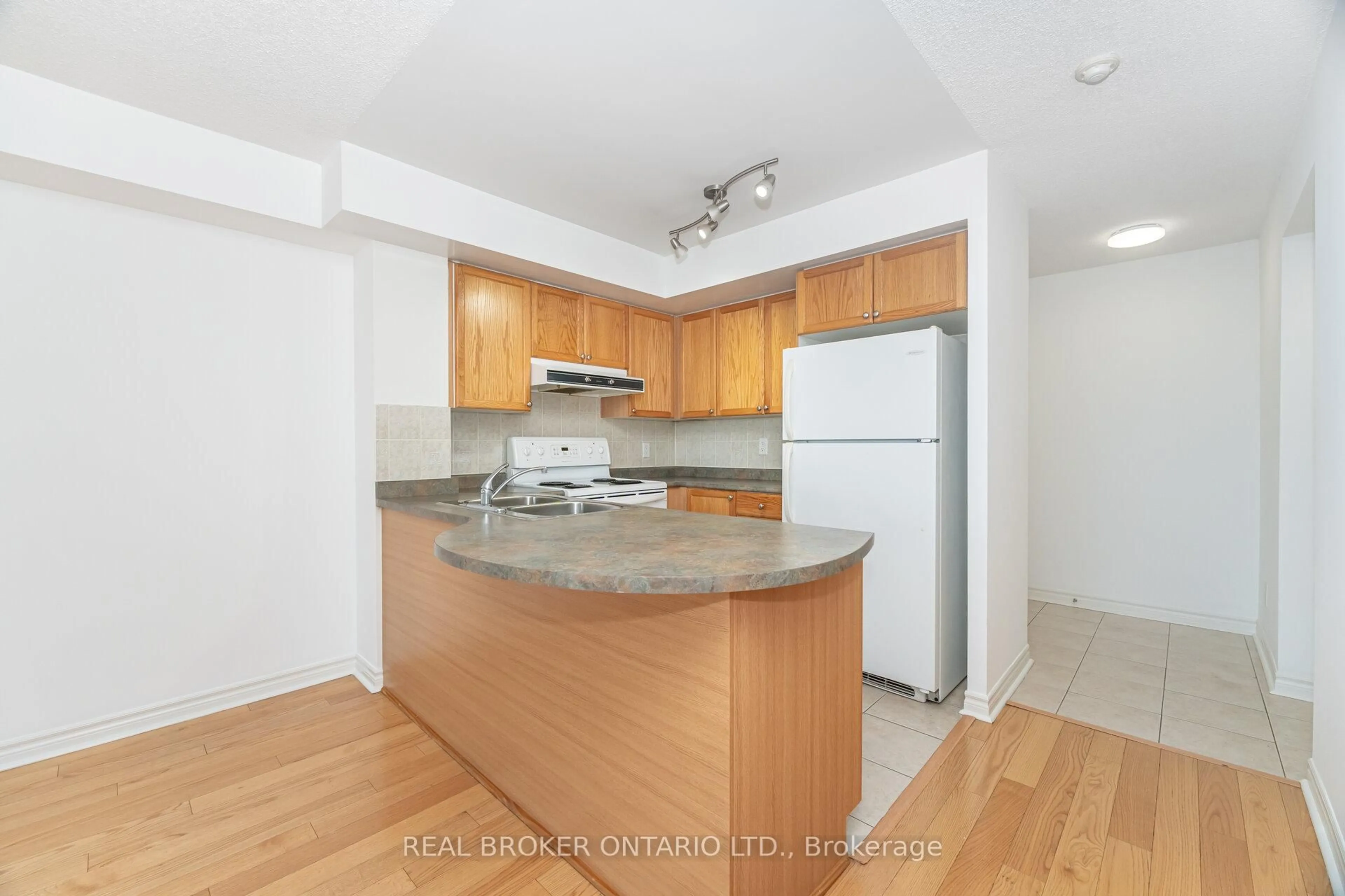 Standard kitchen, unknown for 17 Barberry Pl #1109, Toronto Ontario M2K 3E2