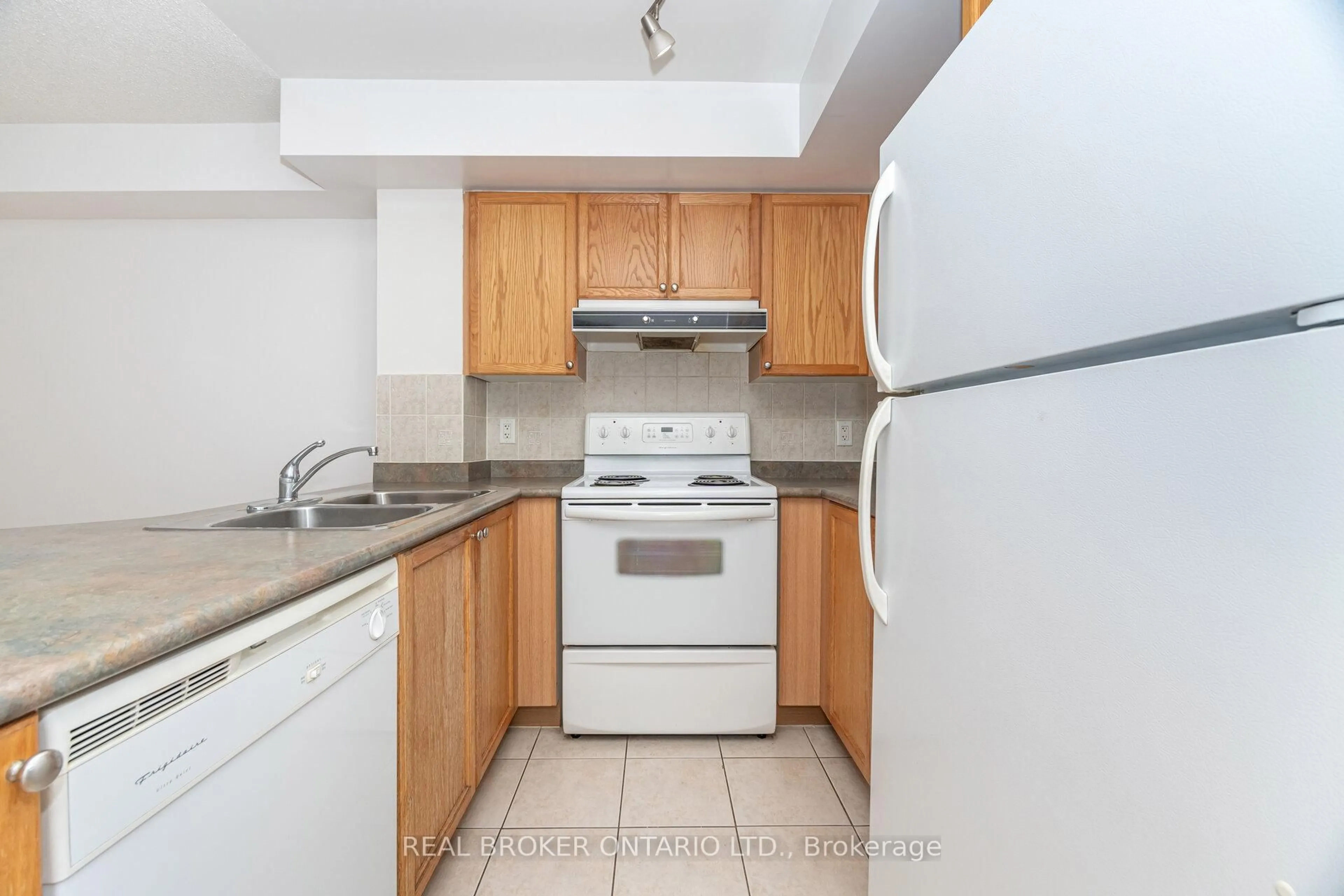 Standard kitchen, unknown for 17 Barberry Pl #1109, Toronto Ontario M2K 3E2