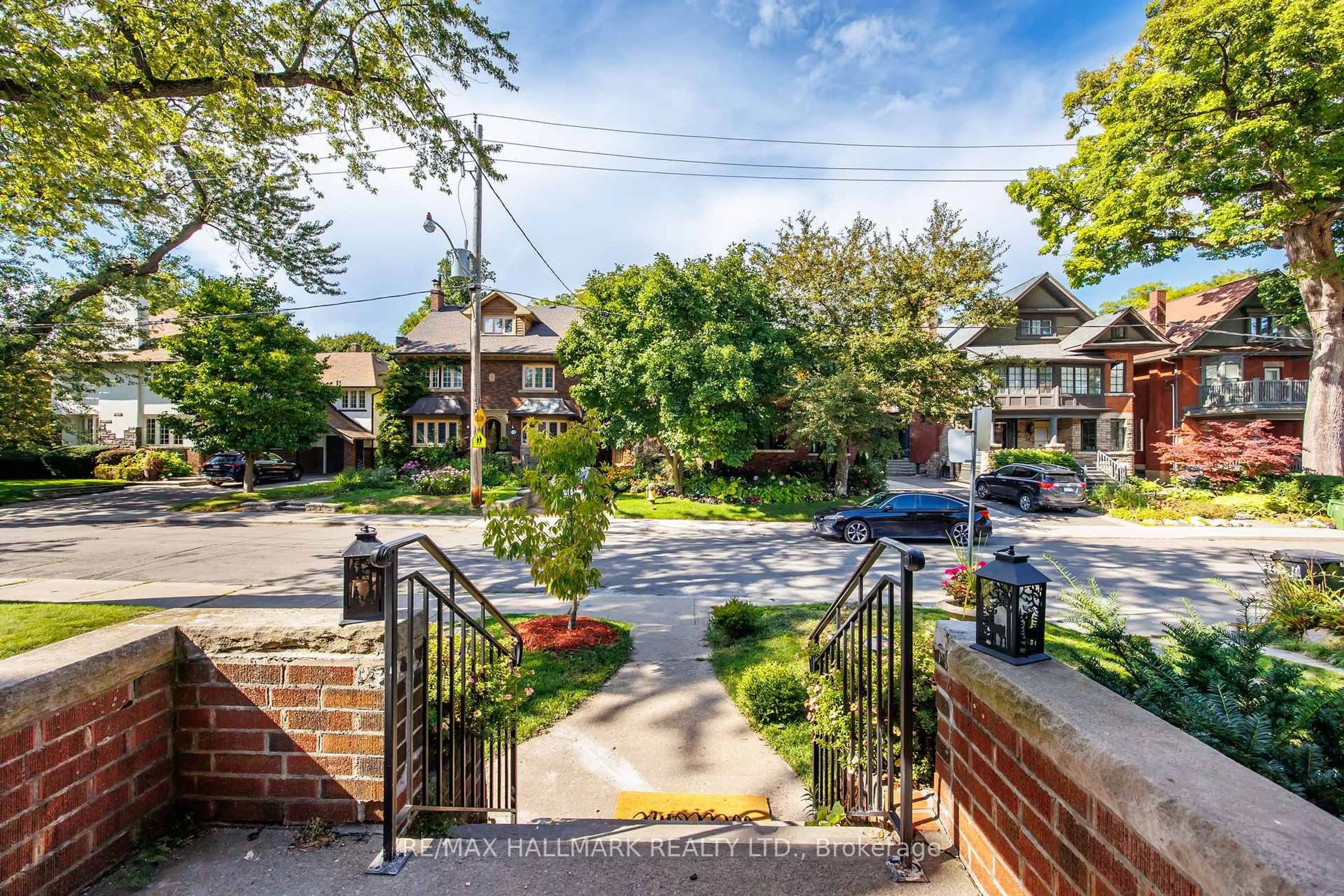 A pic from outside/outdoor area/front of a property/back of a property/a pic from drone, street for 33 Austin Terr, Toronto Ontario M5R 1Y2