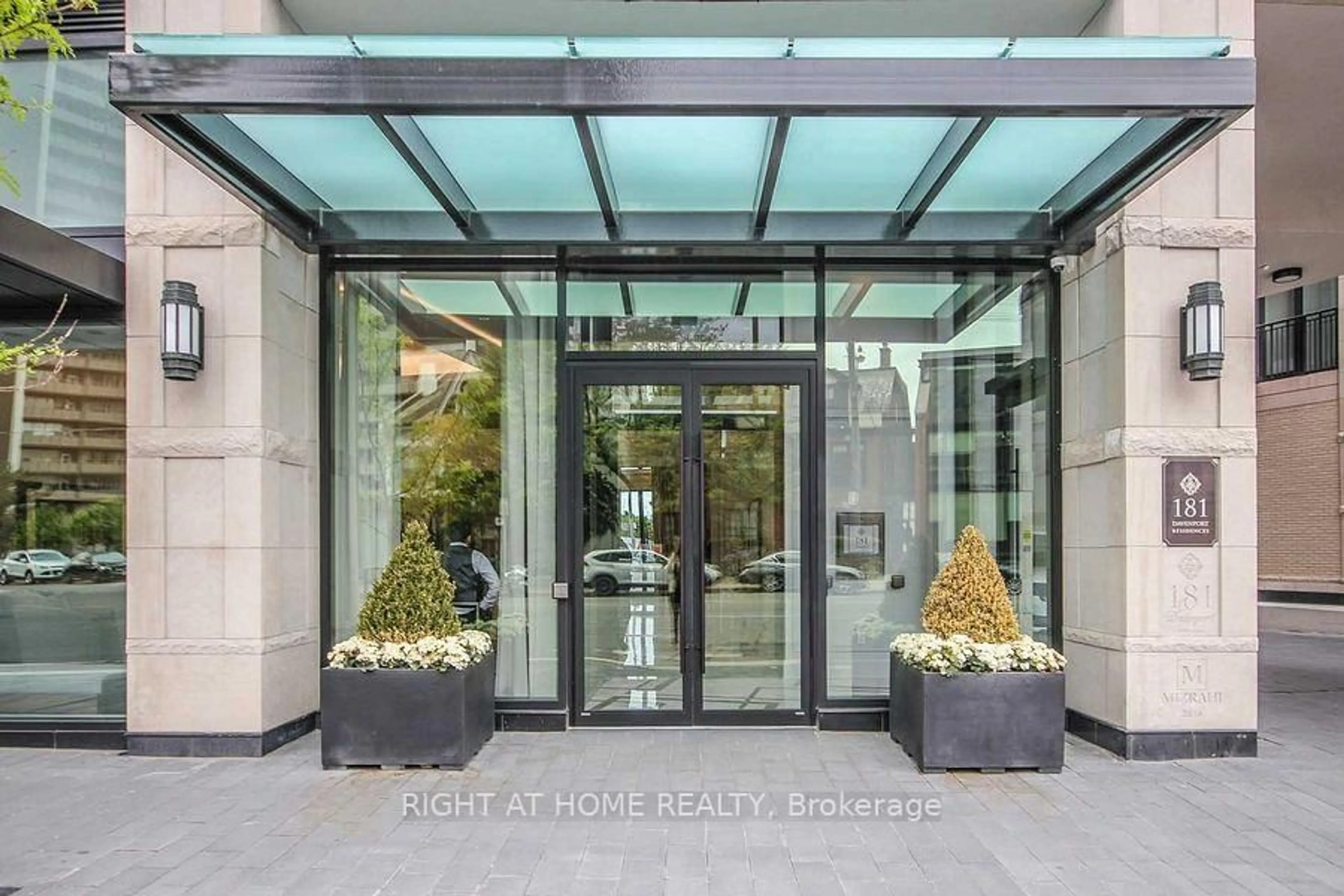 Indoor entryway for 181 Davenport Rd #306, Toronto Ontario M5R 1J1