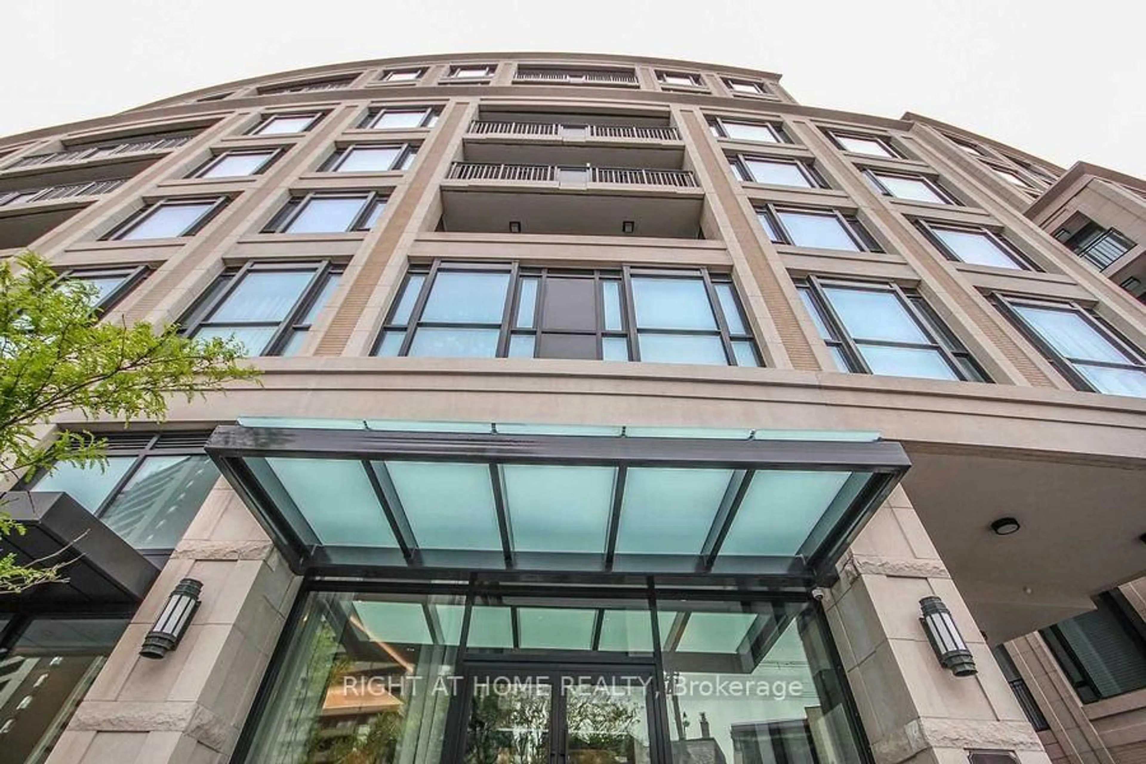 Indoor foyer for 181 Davenport Rd #306, Toronto Ontario M5R 1J1