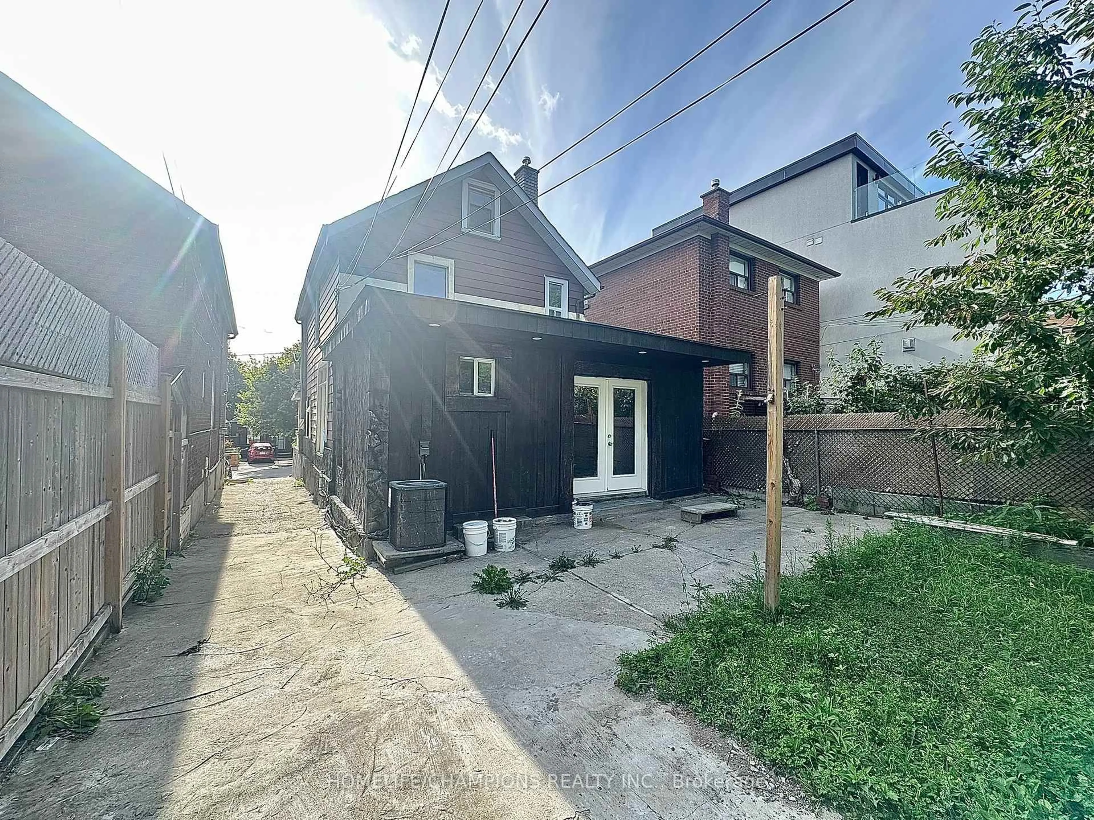 A pic from outside/outdoor area/front of a property/back of a property/a pic from drone, street for 181 Cedric Ave, Toronto Ontario M6C 3X7