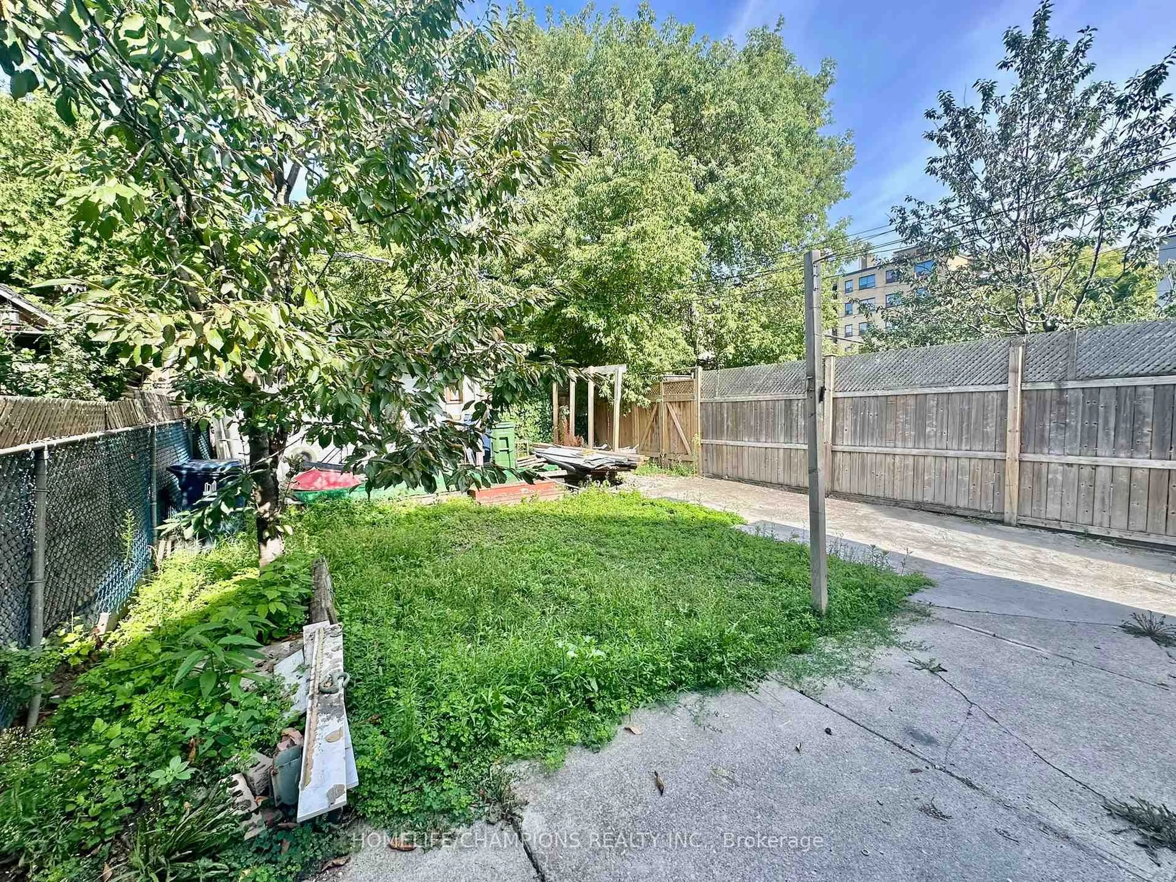 A pic from outside/outdoor area/front of a property/back of a property/a pic from drone, street for 181 Cedric Ave, Toronto Ontario M6C 3X7