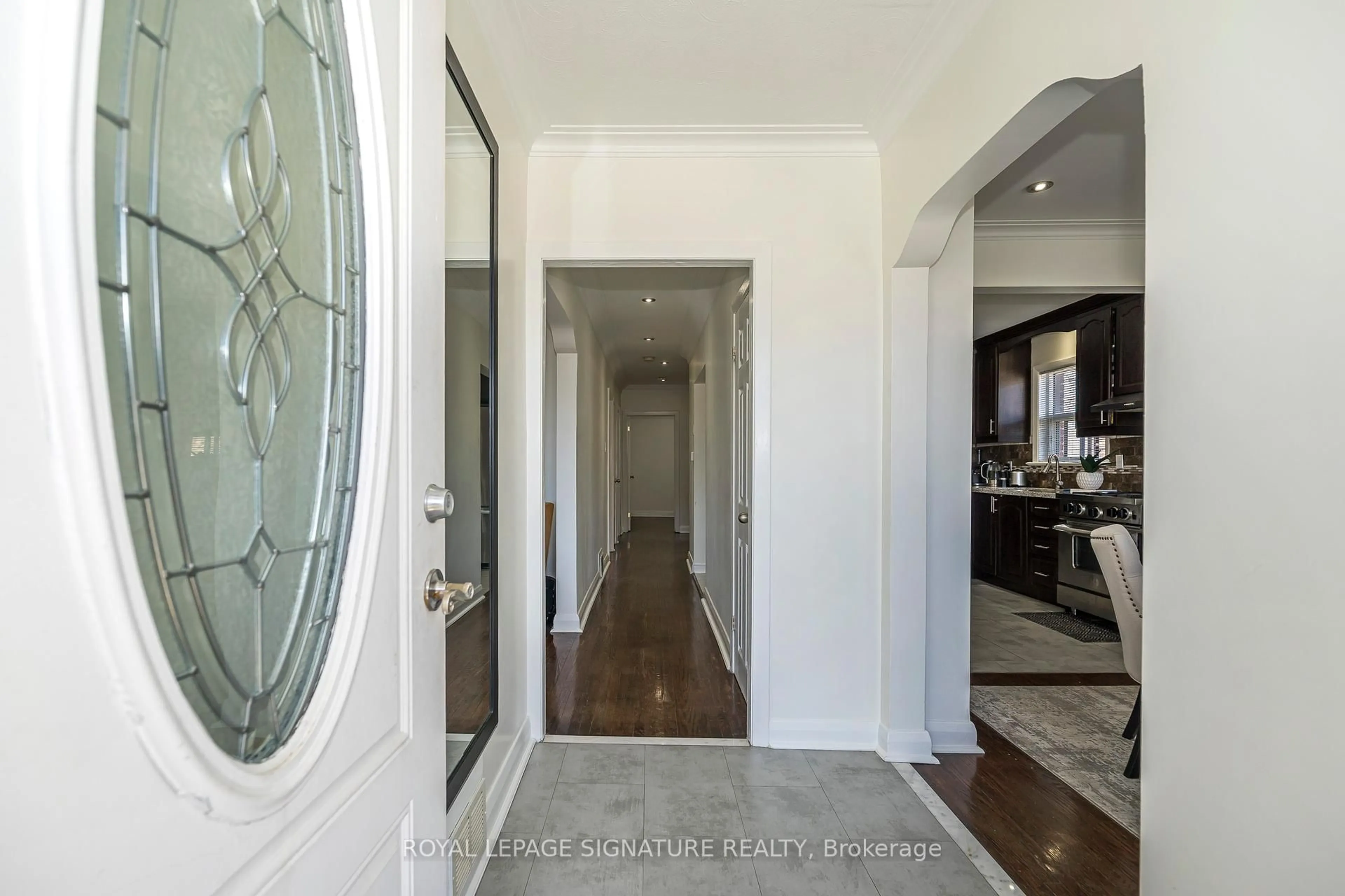 Indoor entryway for 136 Regina Ave, Toronto Ontario M6A 1R7