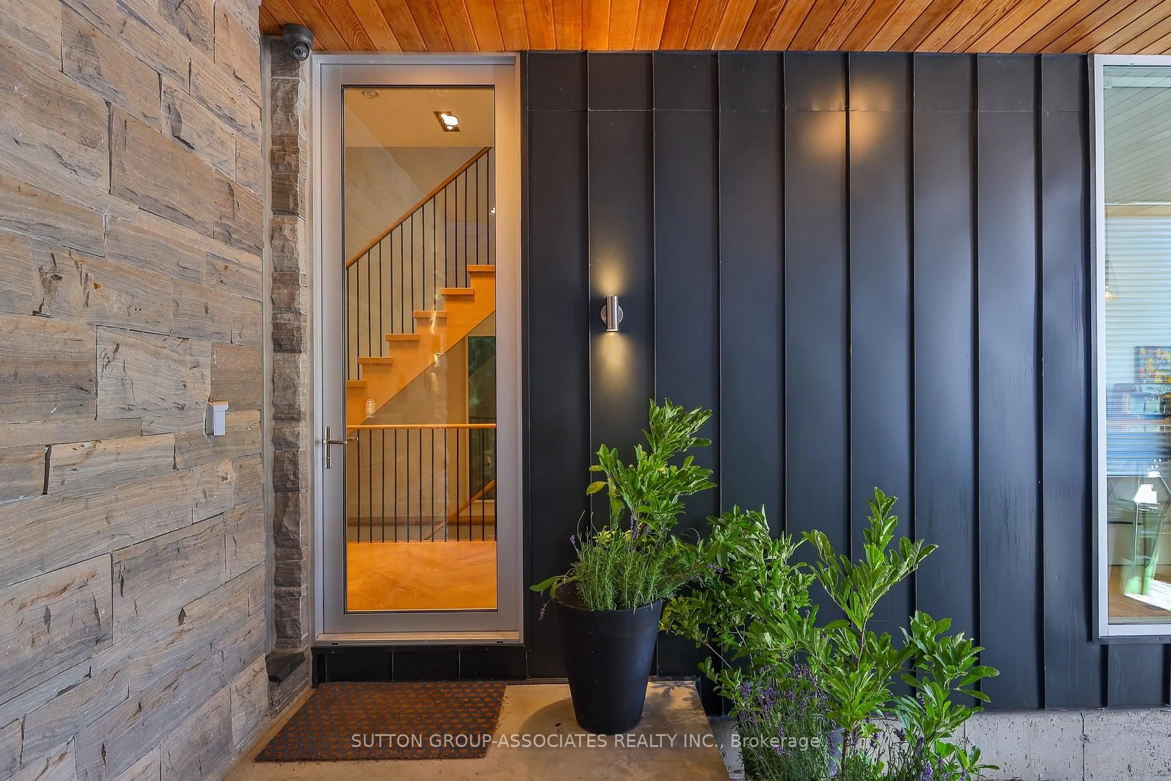 Indoor entryway for 22 Mitchell Ave, Toronto Ontario M6J 1B9
