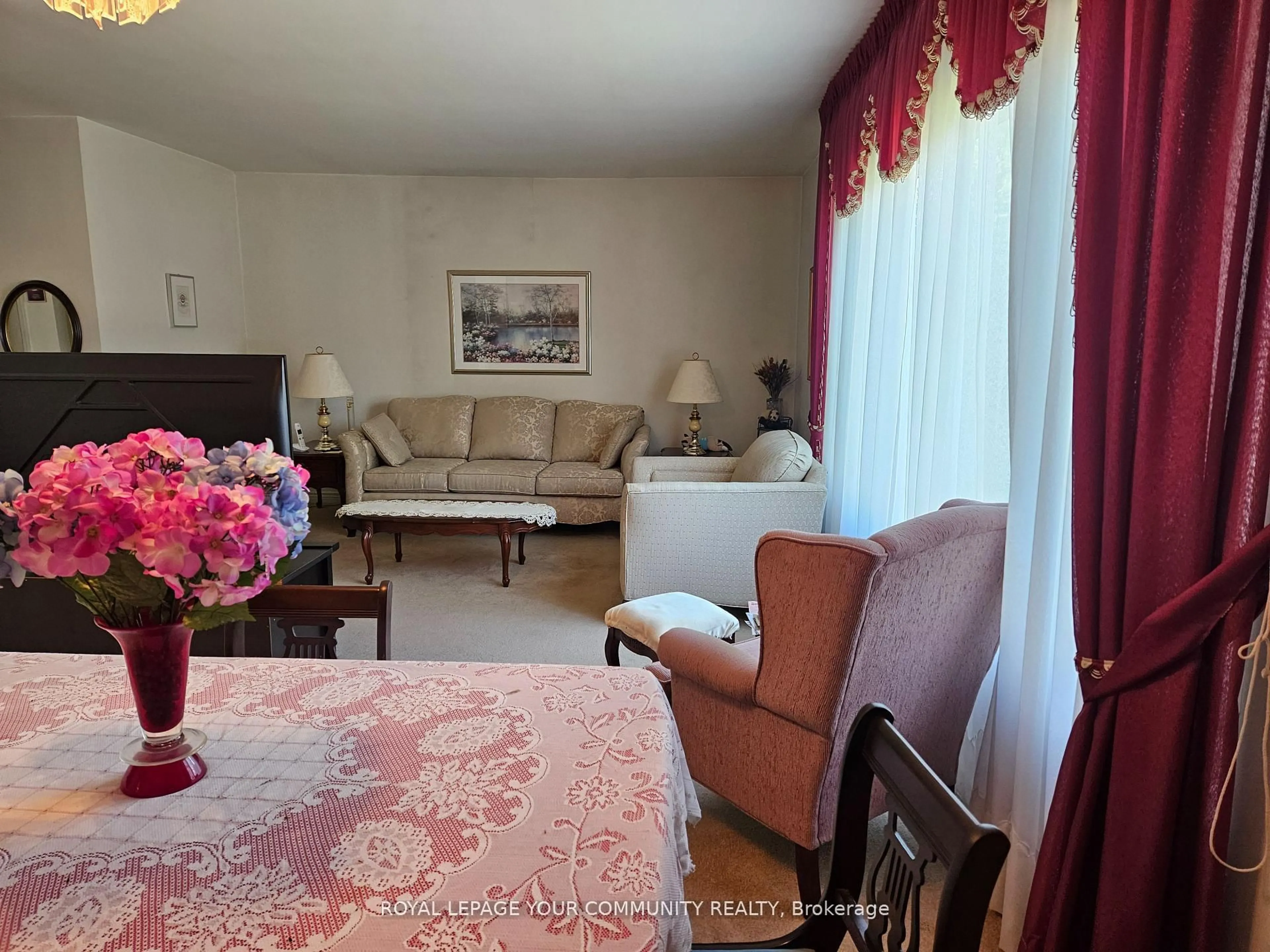 Living room with furniture, unknown for 317 Connaught Ave, Toronto Ontario M2R 2M1