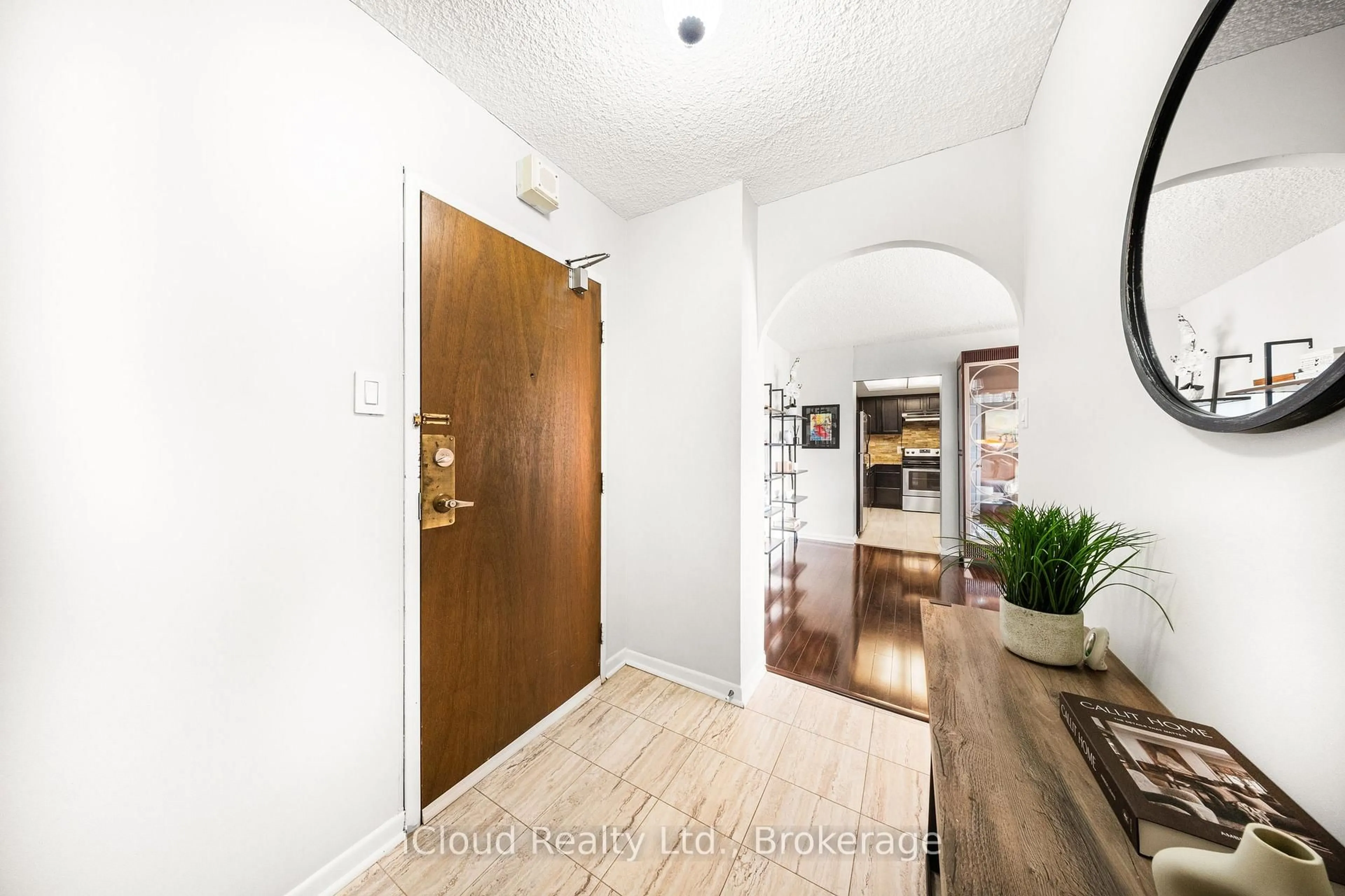 Indoor entryway for 1900 Sheppard Ave #504, Toronto Ontario M2J 4T4