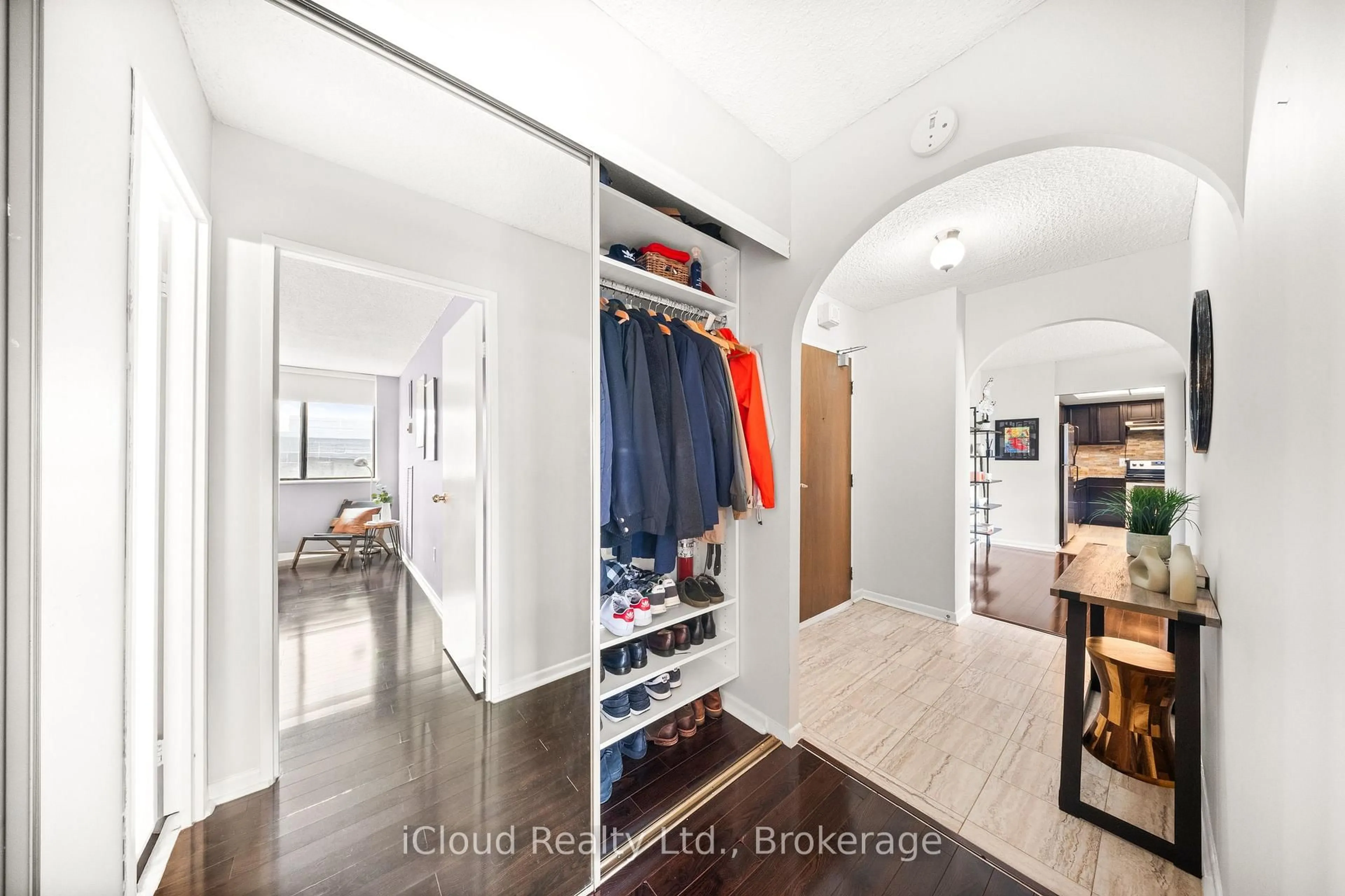 Indoor entryway for 1900 Sheppard Ave #504, Toronto Ontario M2J 4T4