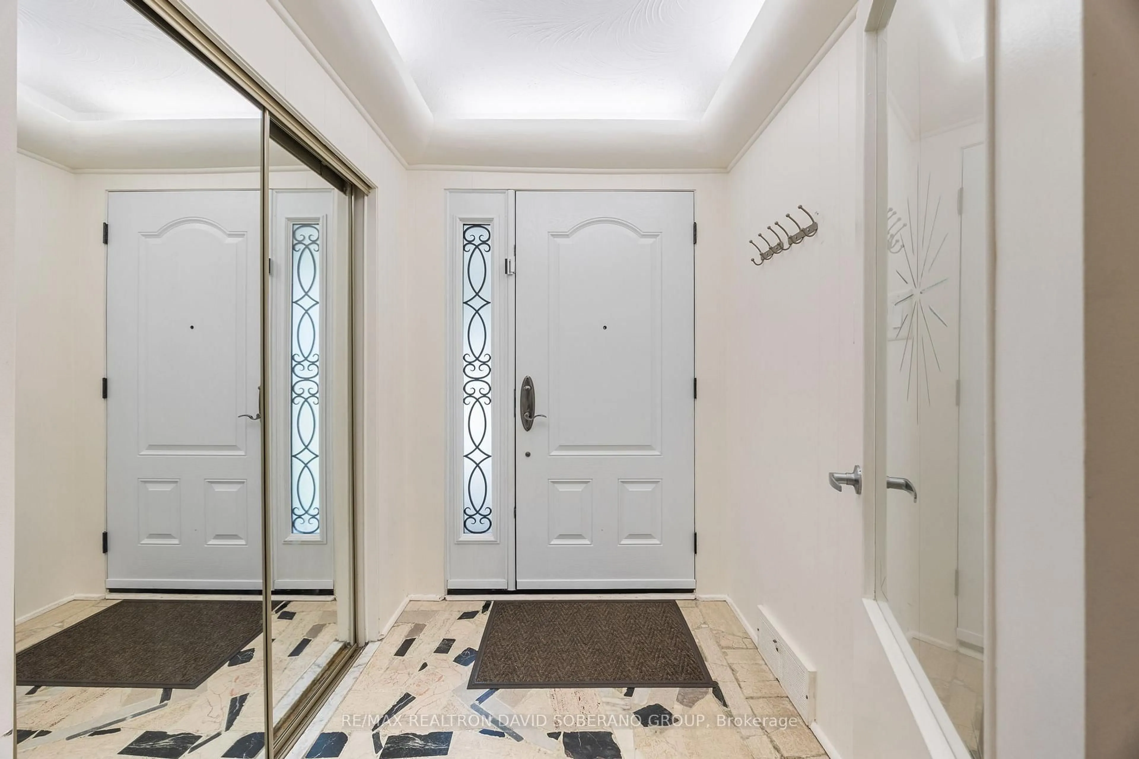 Indoor entryway for 122 Collinson Blvd, Toronto Ontario M3H 3C7