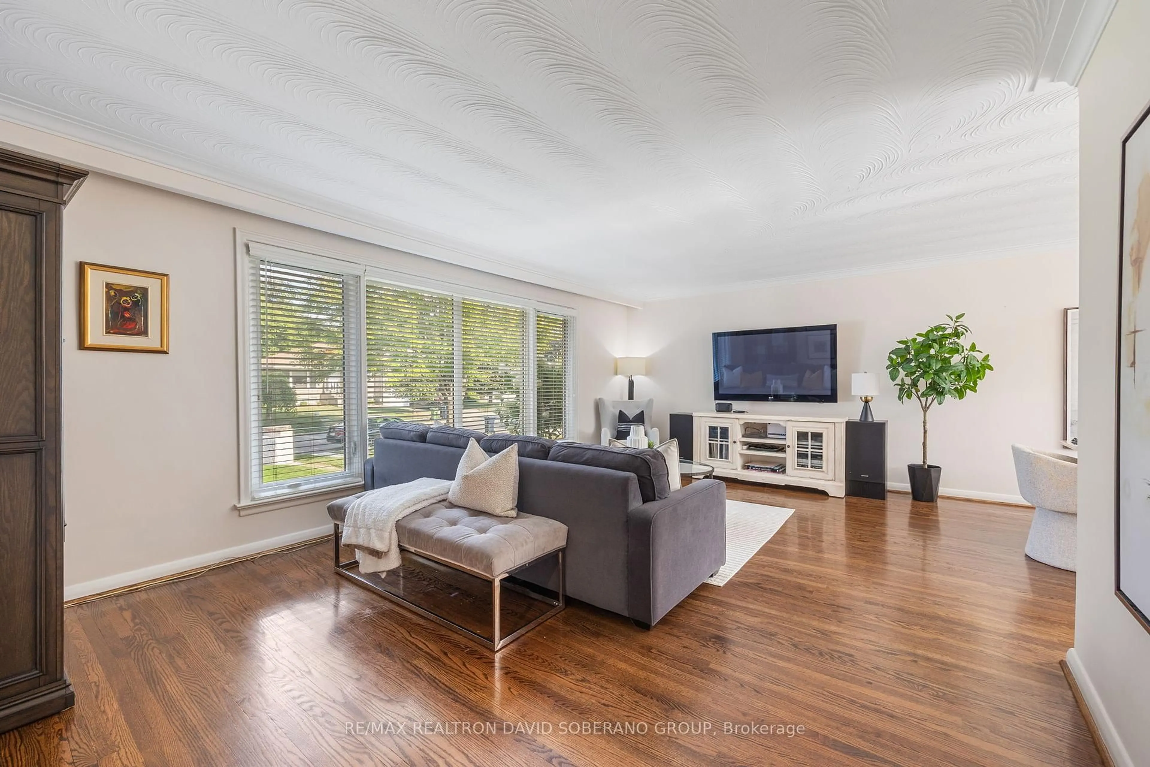 Living room with furniture, unknown for 122 Collinson Blvd, Toronto Ontario M3H 3C7