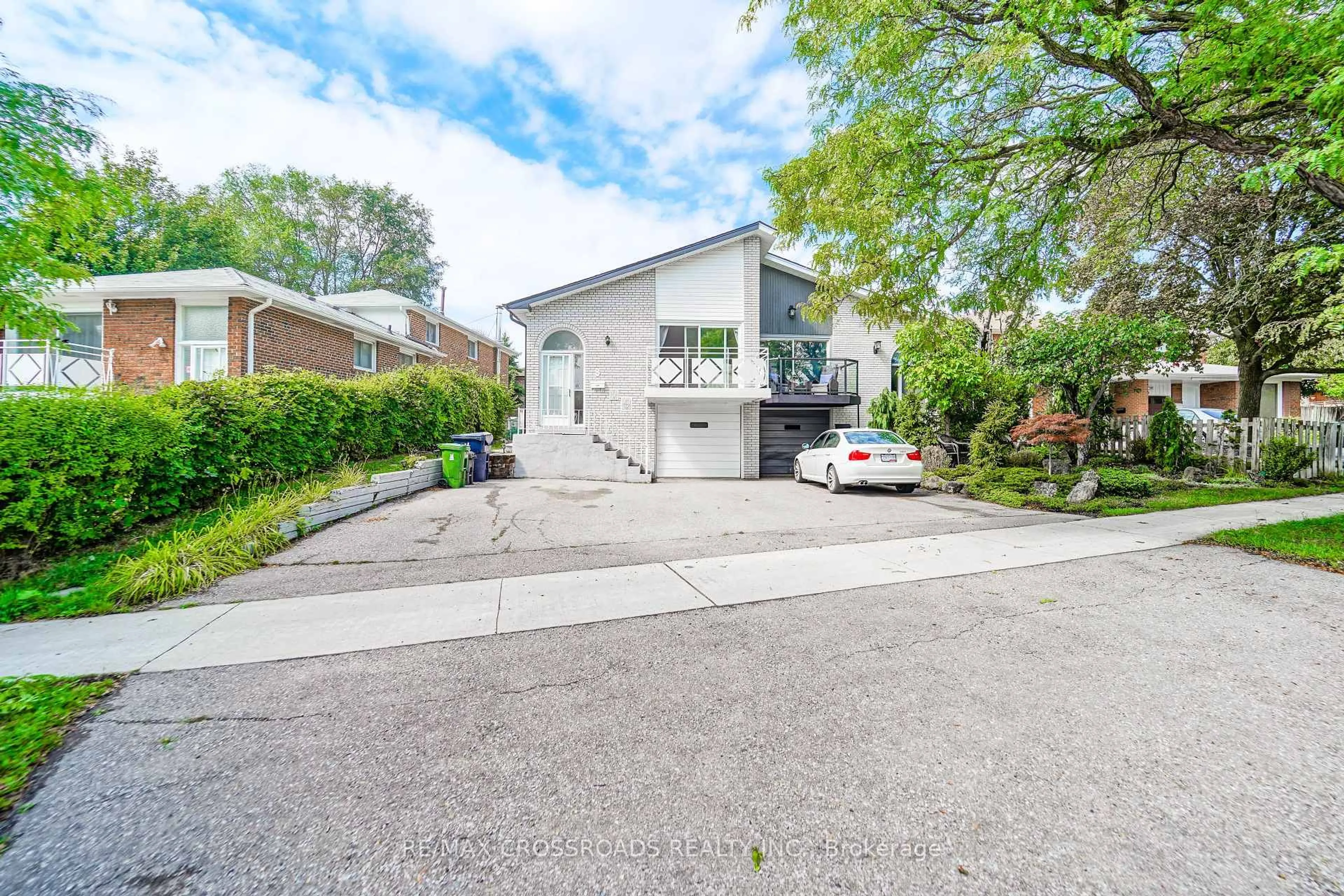 A pic from outside/outdoor area/front of a property/back of a property/a pic from drone, street for 8 Topaz Gate, Toronto Ontario M2M 2Z7