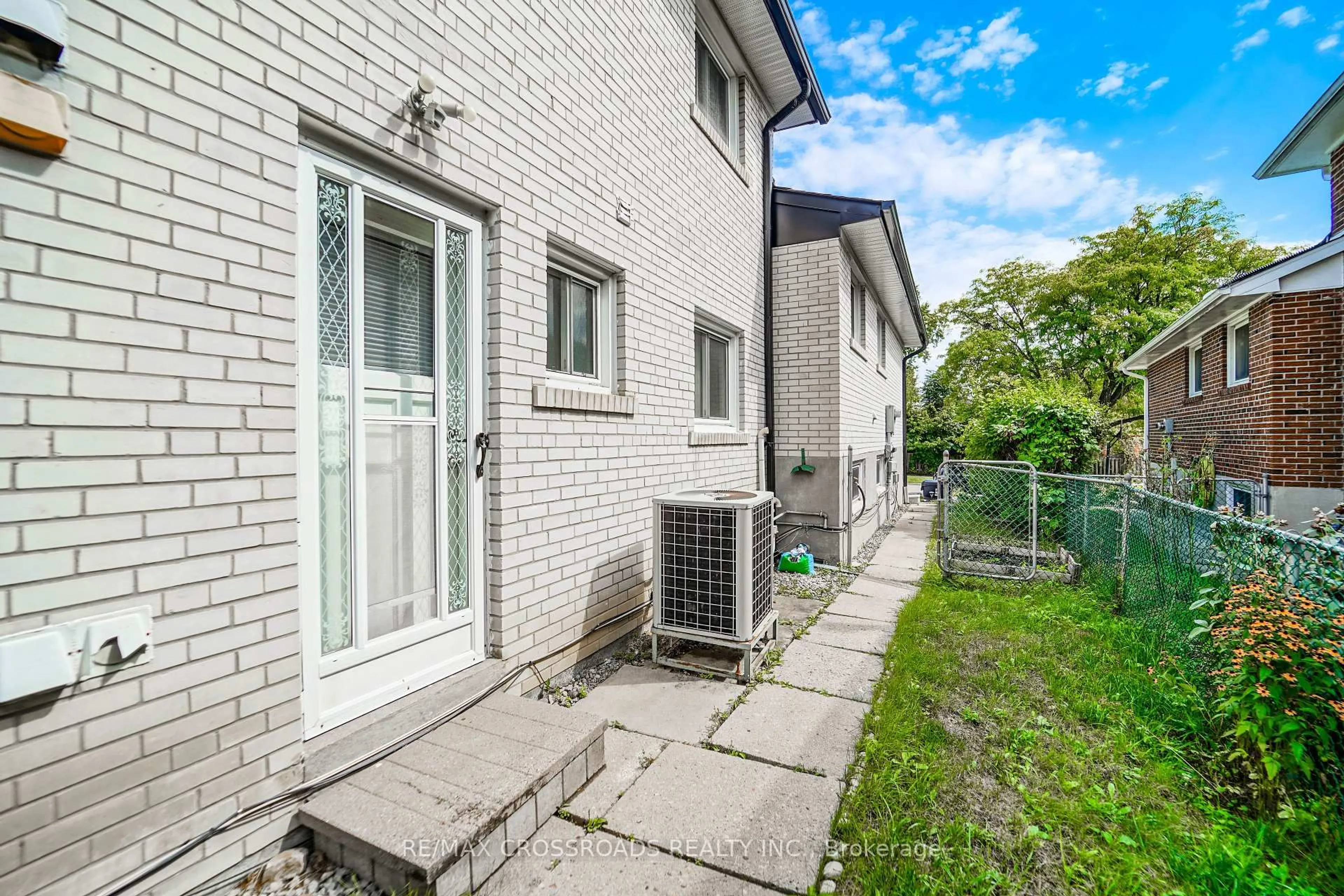 Patio, street for 8 Topaz Gate, Toronto Ontario M2M 2Z7